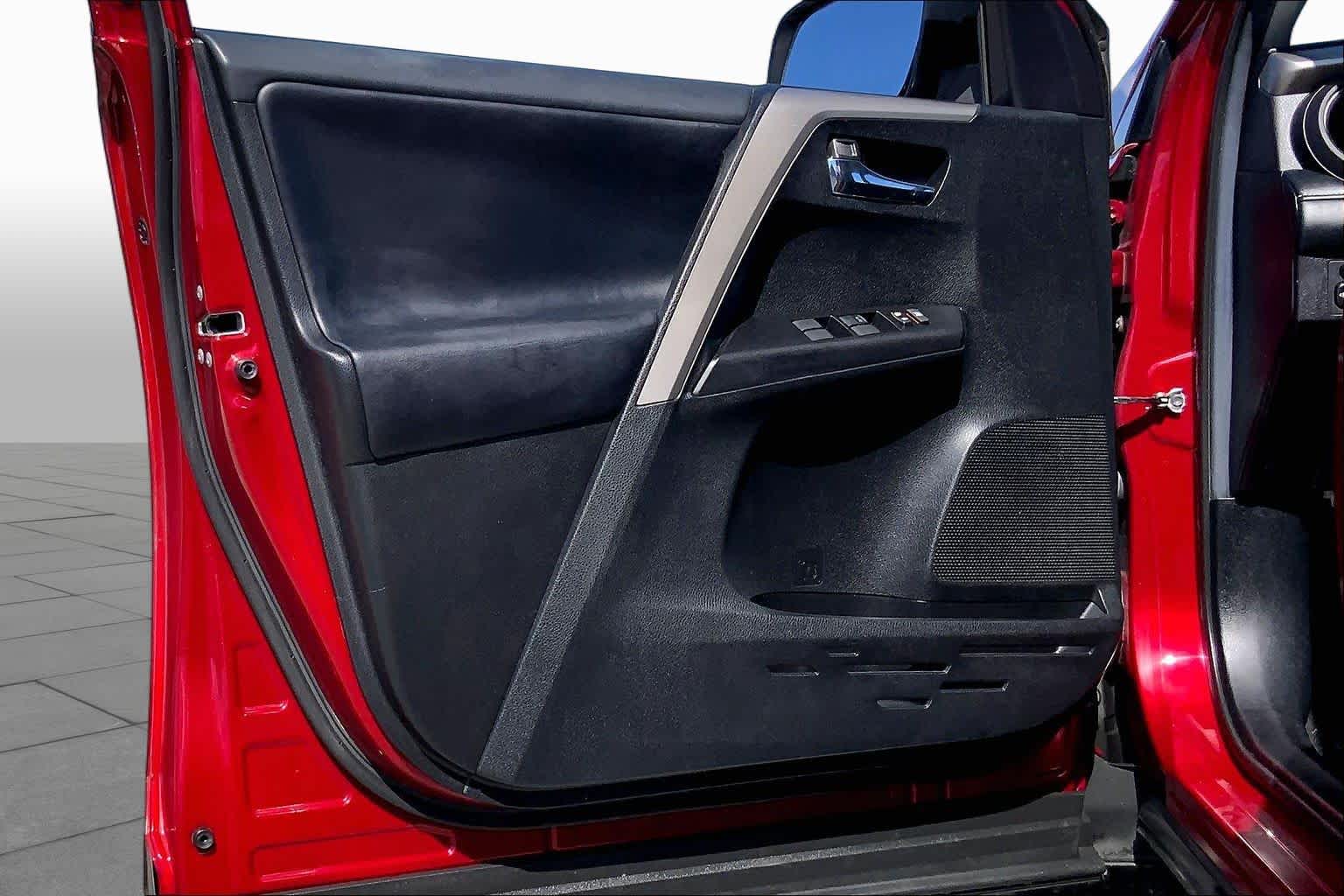 2018 Toyota RAV4 photo 21 of 36