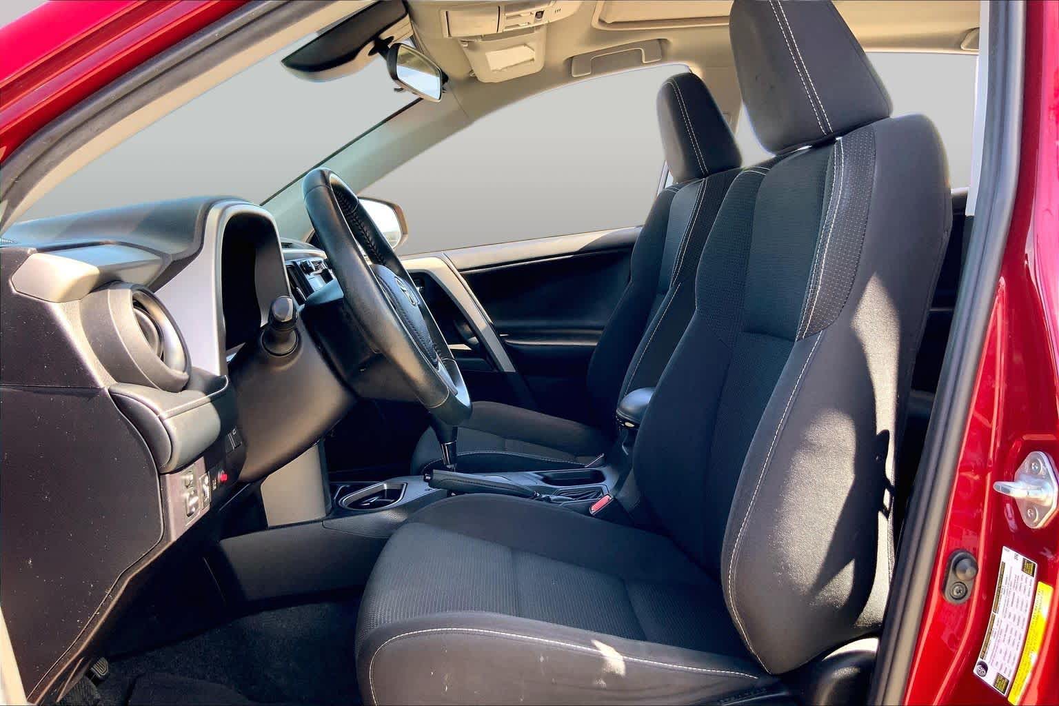 2018 Toyota RAV4 photo 8 of 36