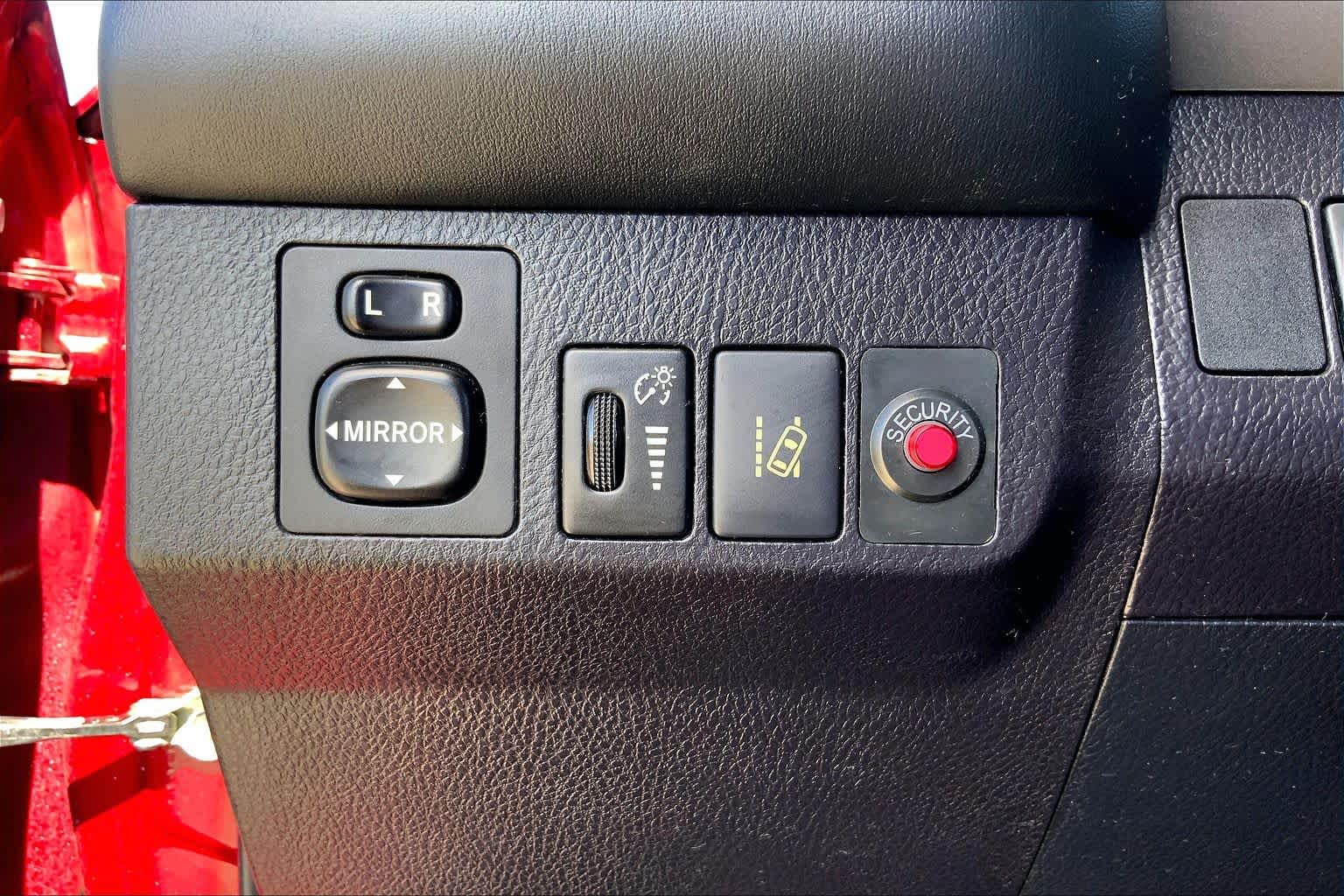2018 Toyota RAV4 photo 33 of 36