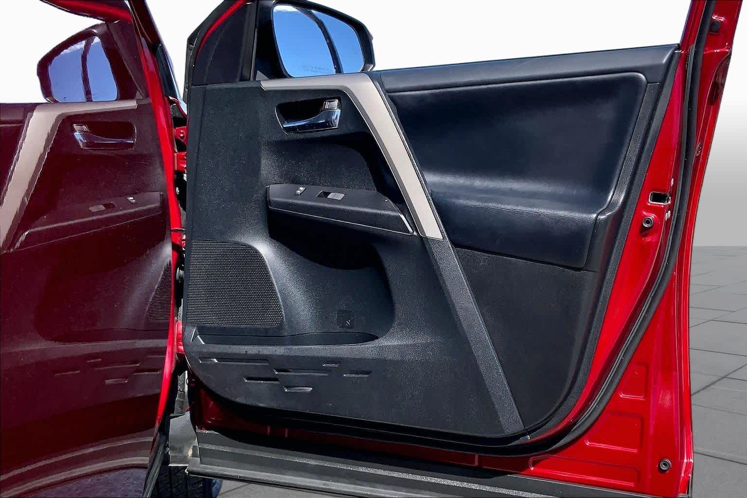 2018 Toyota RAV4 photo 22 of 36