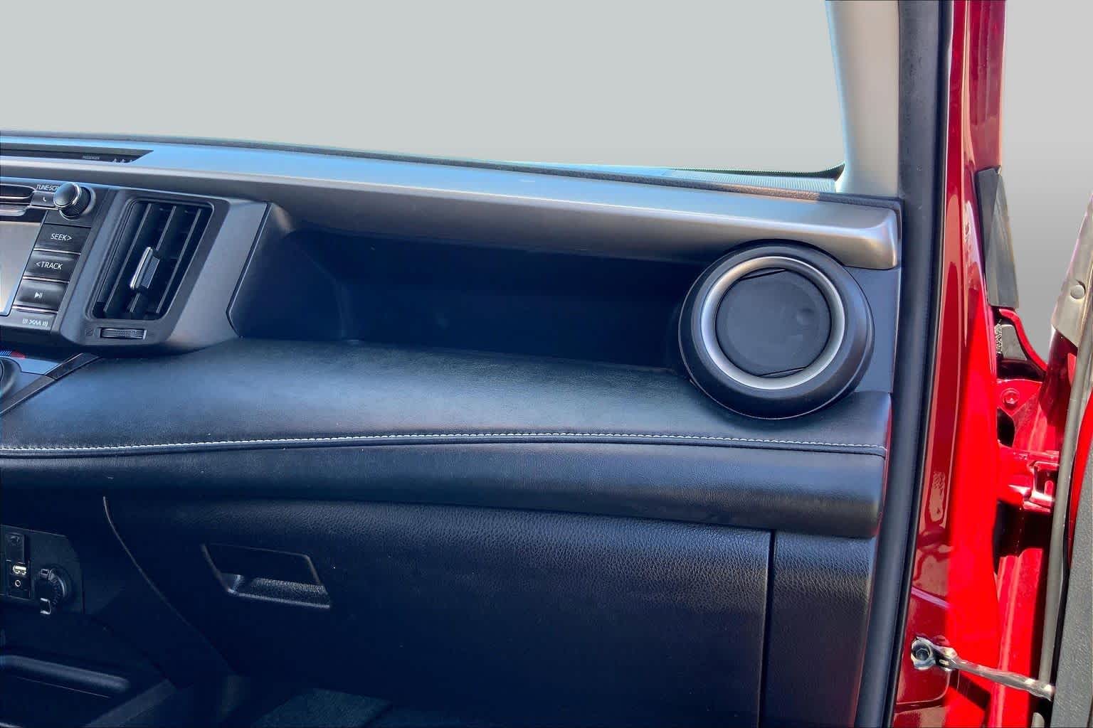 2018 Toyota RAV4 photo 18 of 36