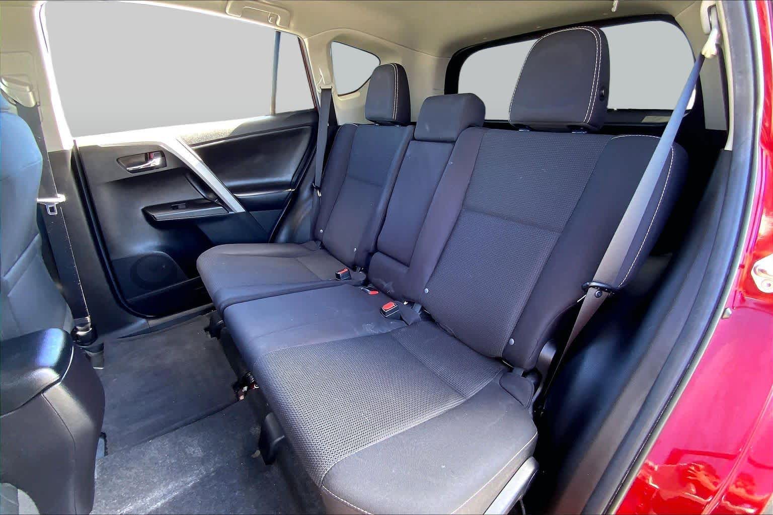 2018 Toyota RAV4 photo 20 of 36
