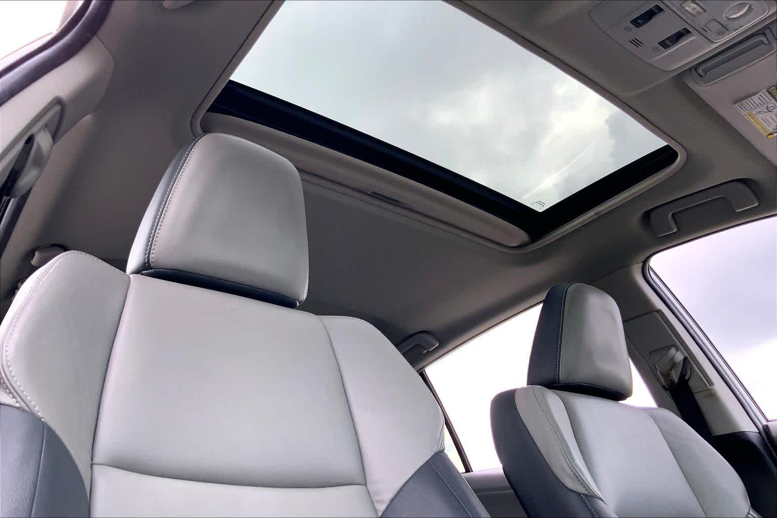 2013 Toyota RAV4 photo 14 of 36