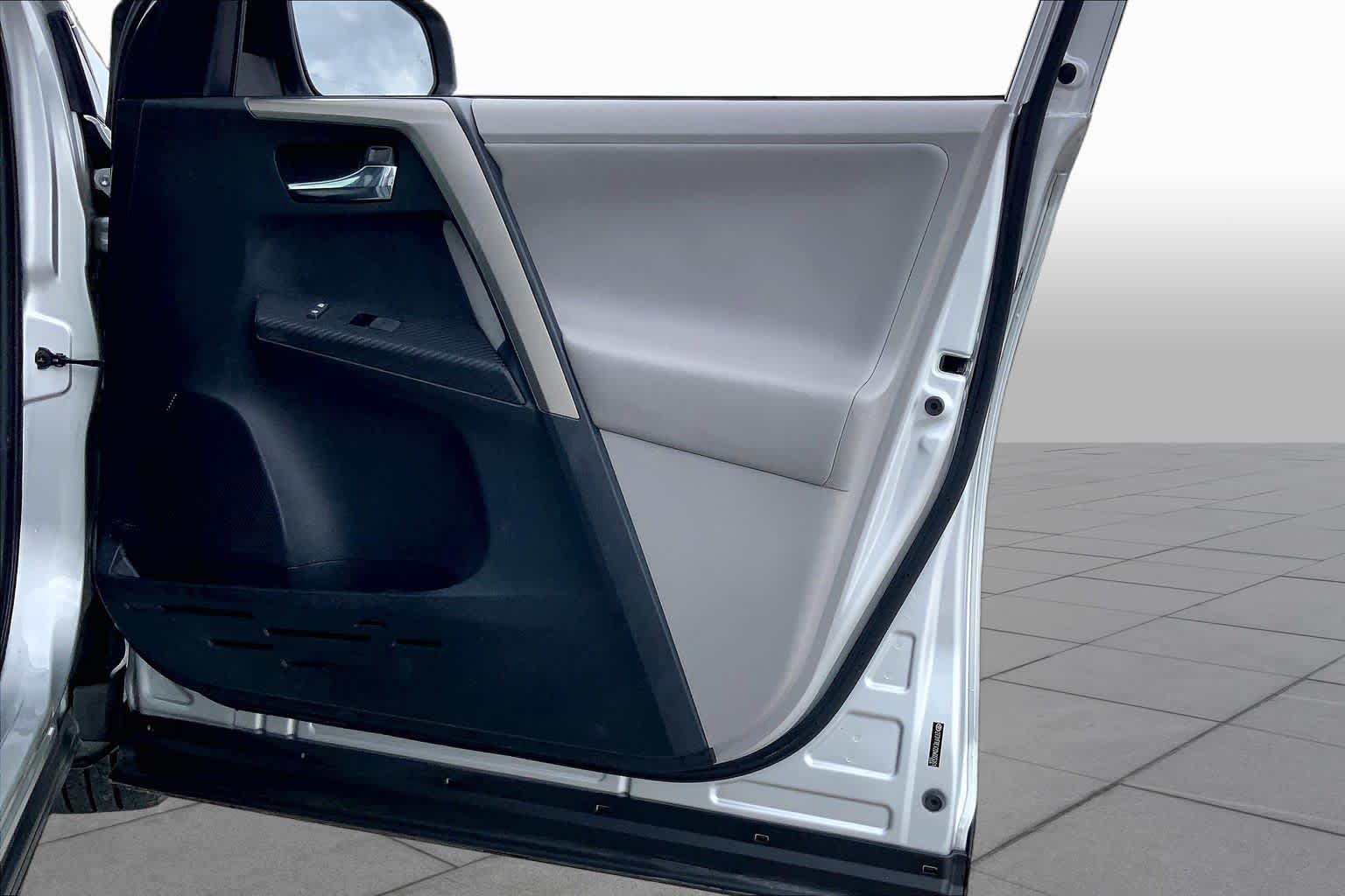 2013 Toyota RAV4 photo 22 of 36