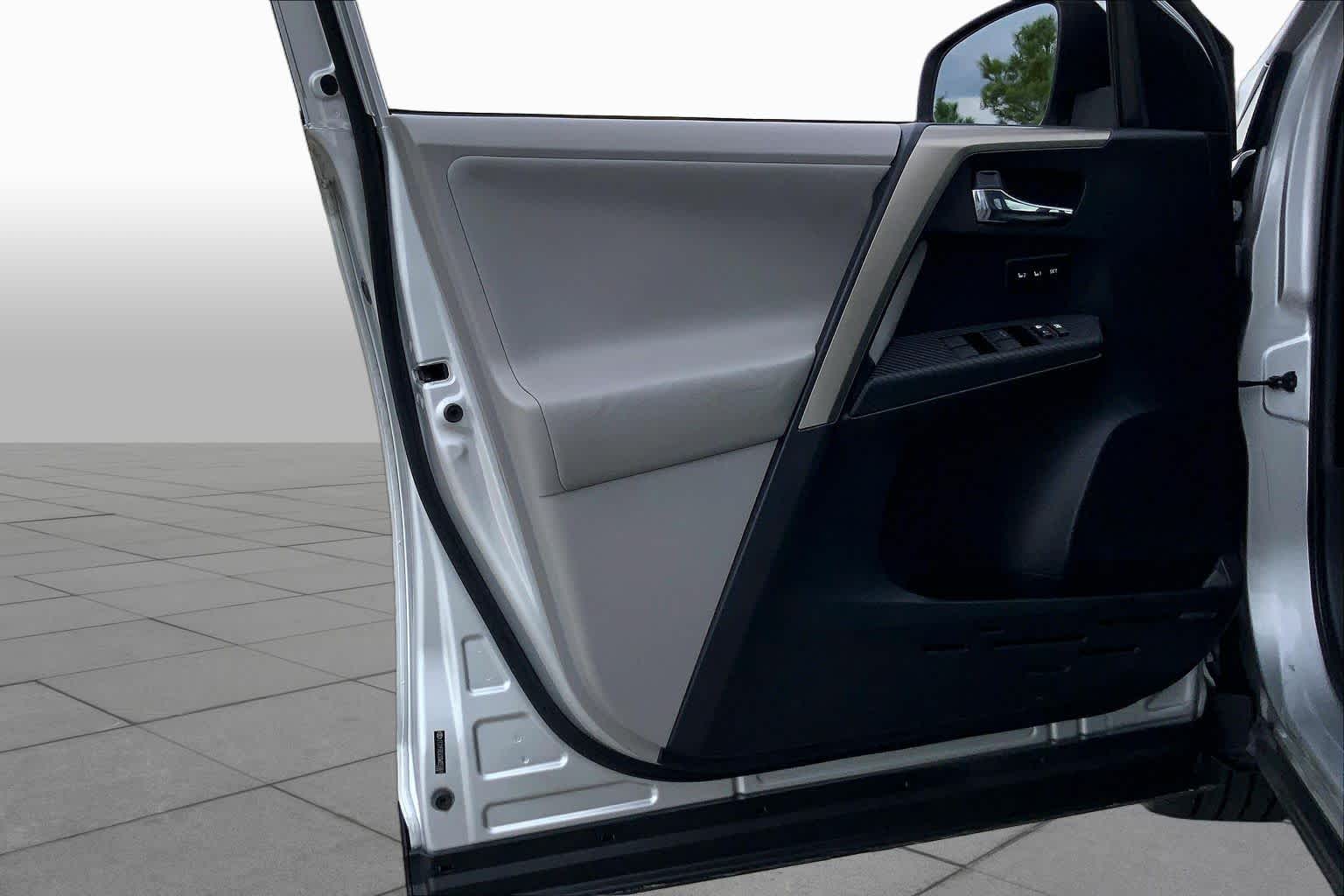 2013 Toyota RAV4 photo 21 of 36