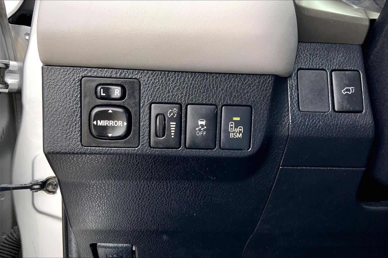 2013 Toyota RAV4 photo 33 of 36