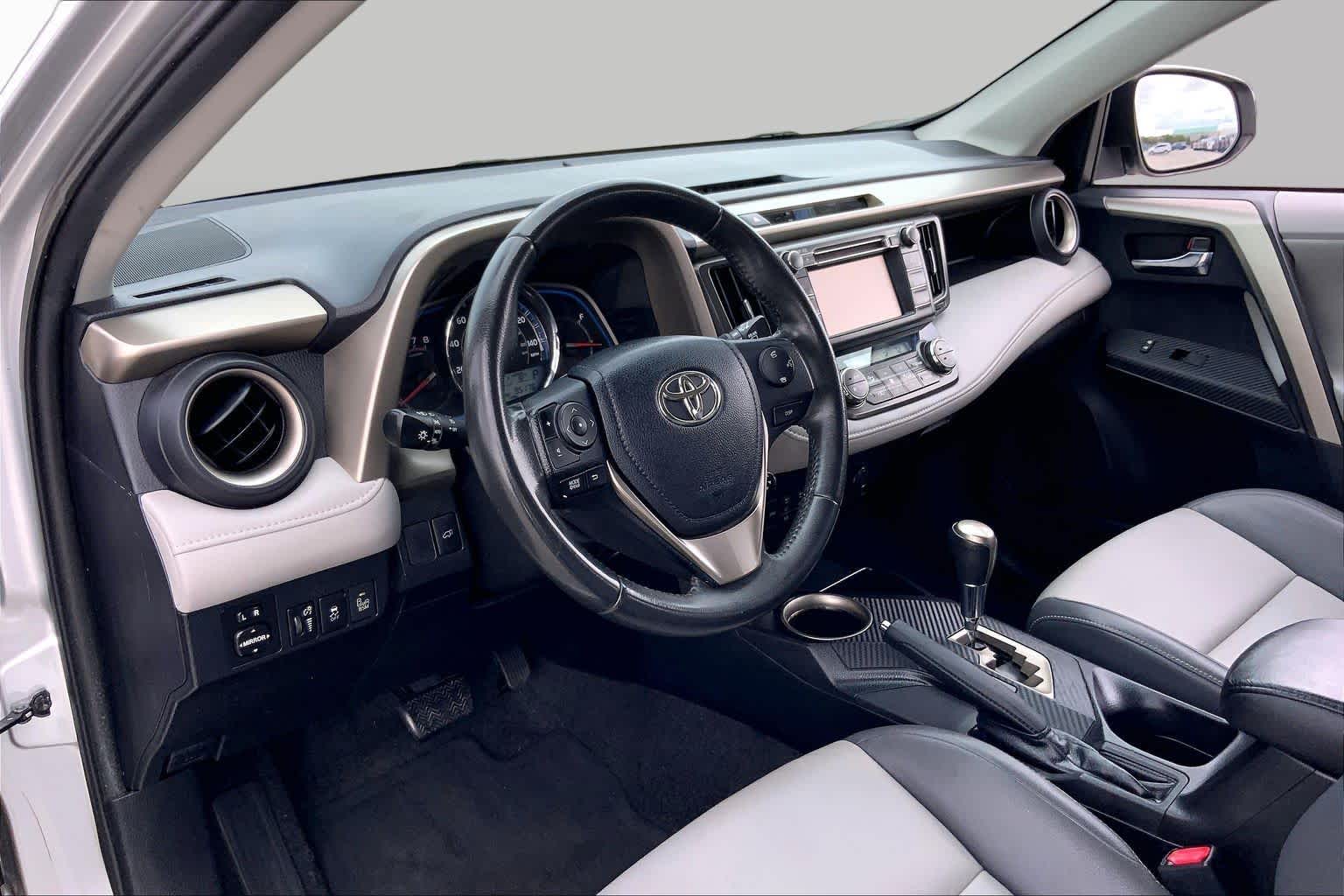 2013 Toyota RAV4 photo 17 of 36