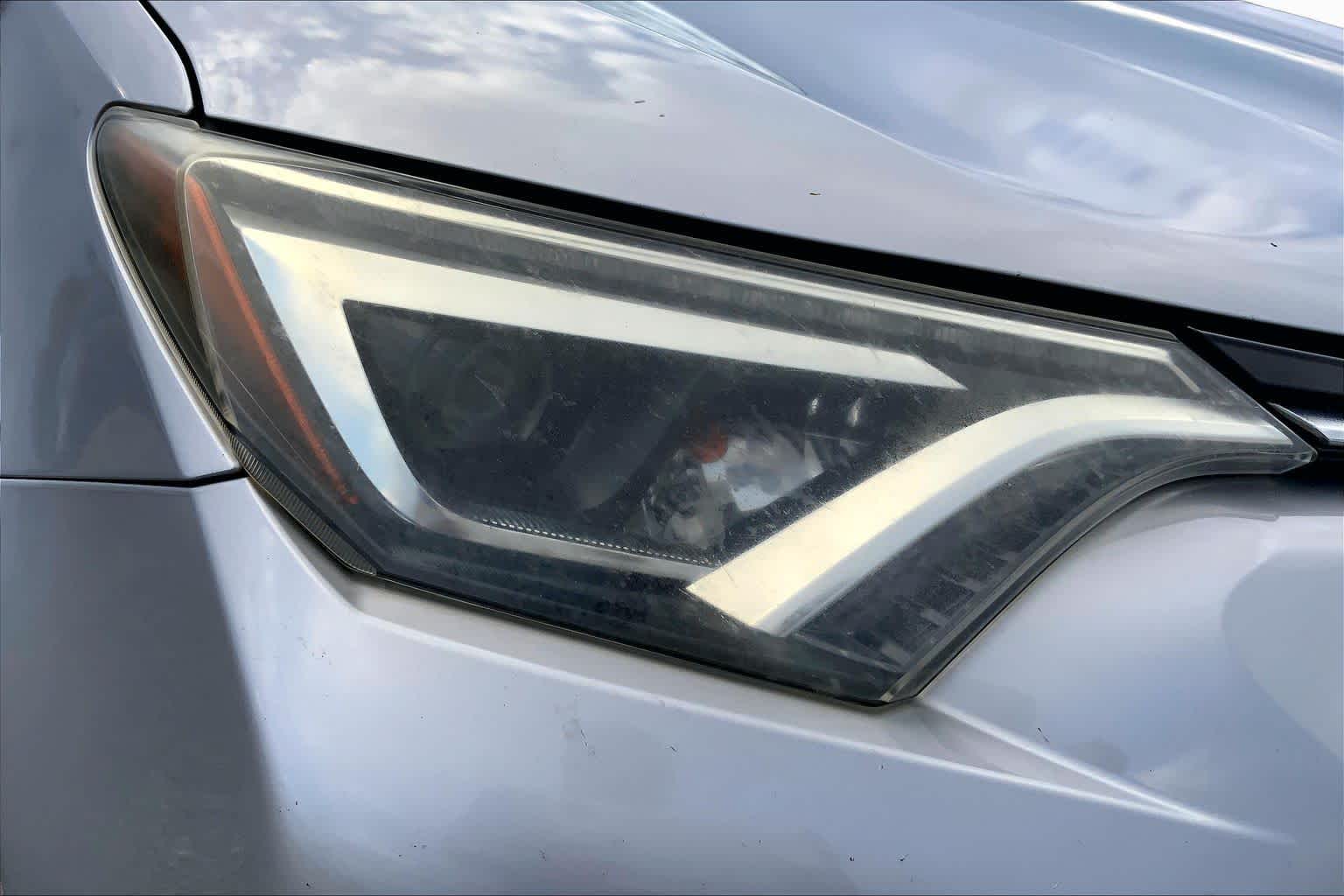 2018 Toyota RAV4 photo 27 of 36