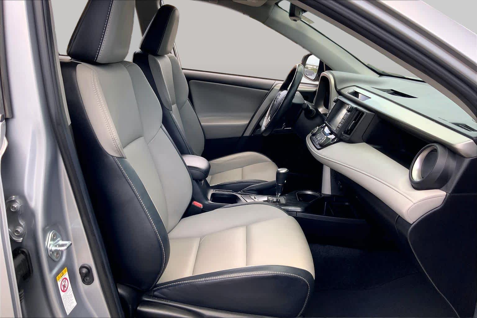 2018 Toyota RAV4 photo 9 of 36