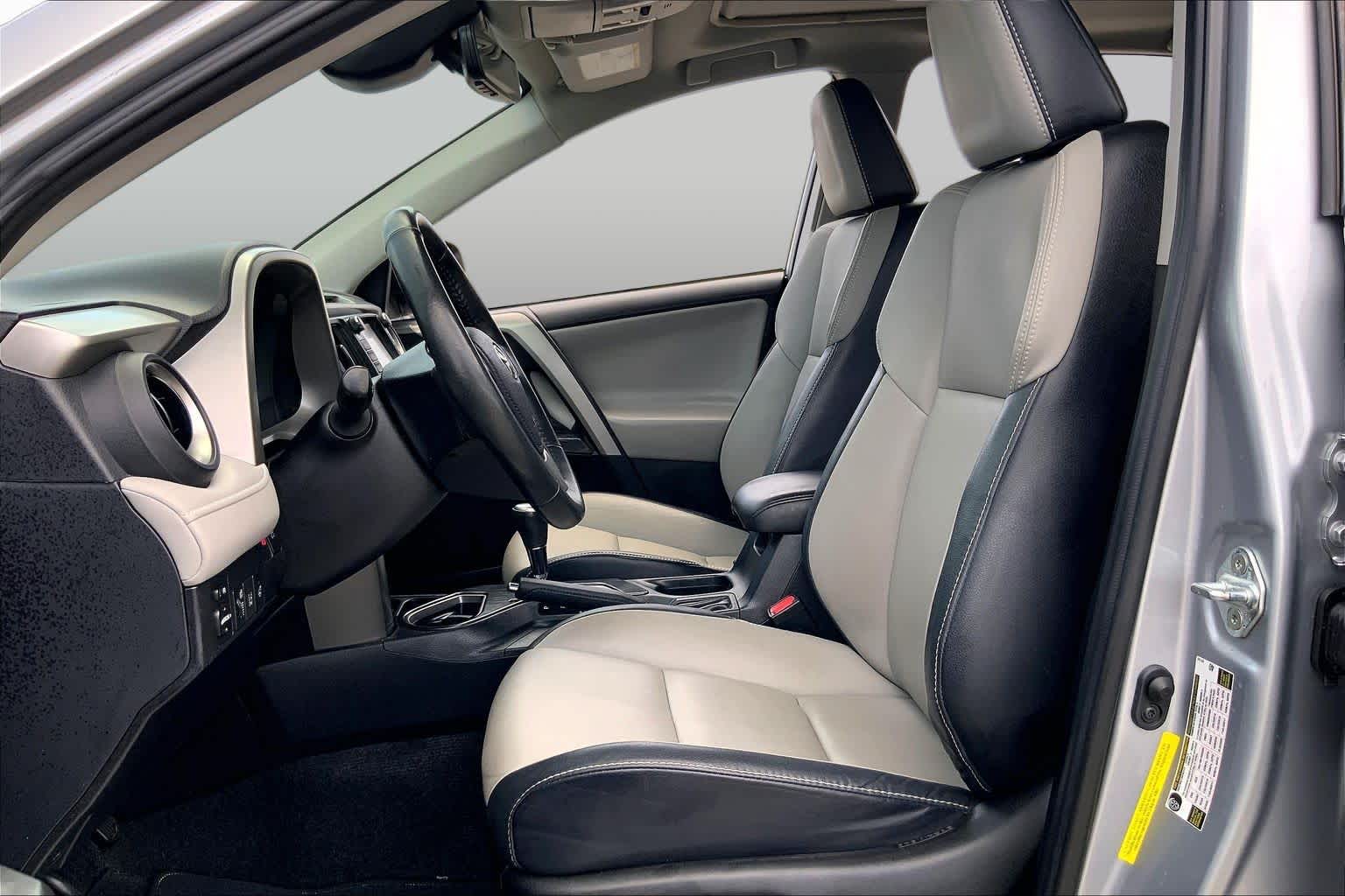 2018 Toyota RAV4 photo 8 of 36
