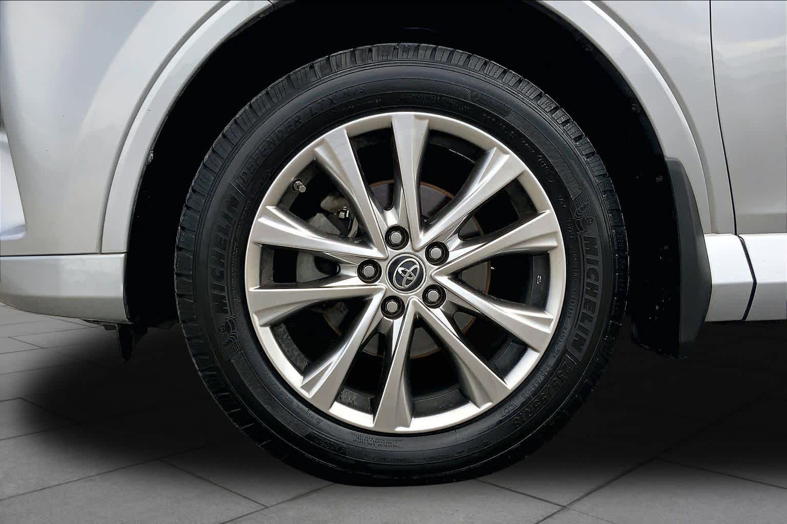 2018 Toyota RAV4 photo 11 of 36