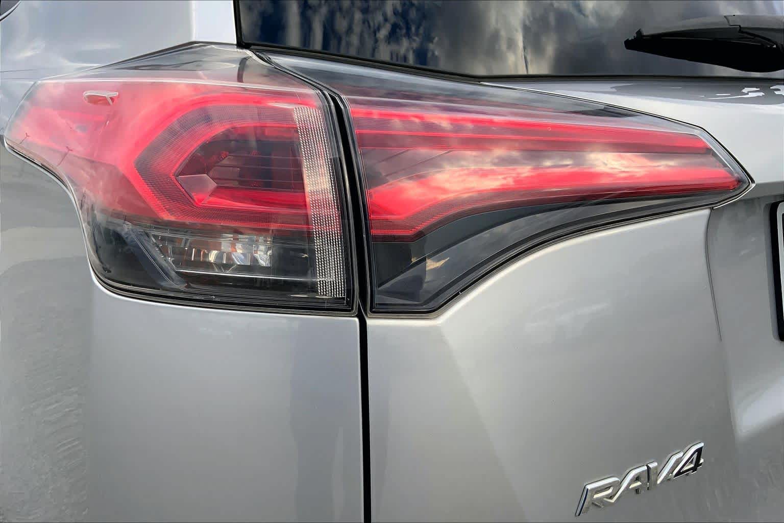 2018 Toyota RAV4 photo 28 of 36