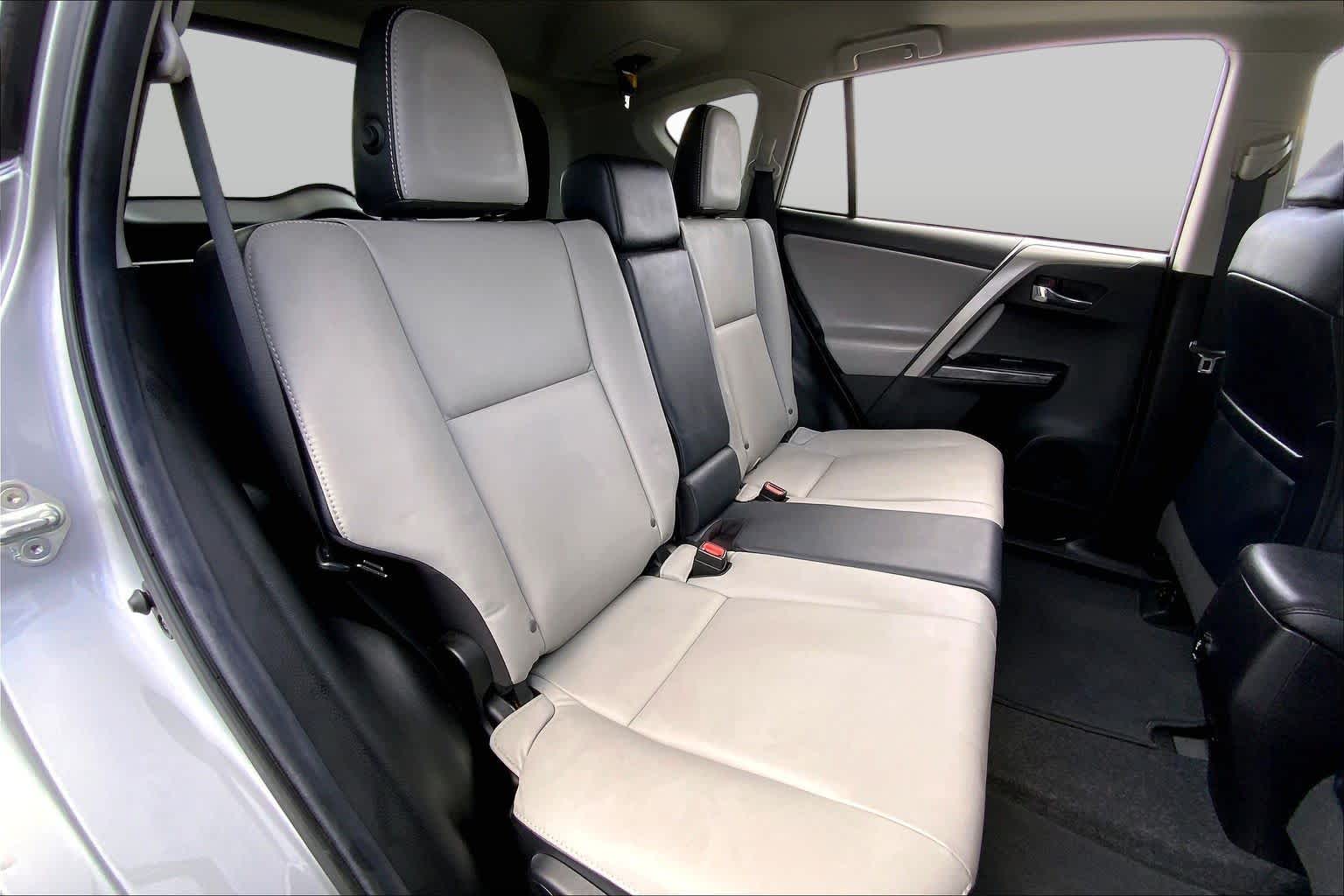 2018 Toyota RAV4 photo 19 of 36