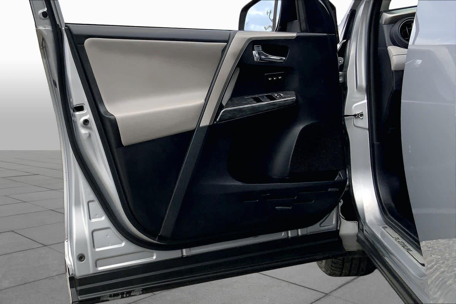 2018 Toyota RAV4 photo 21 of 36