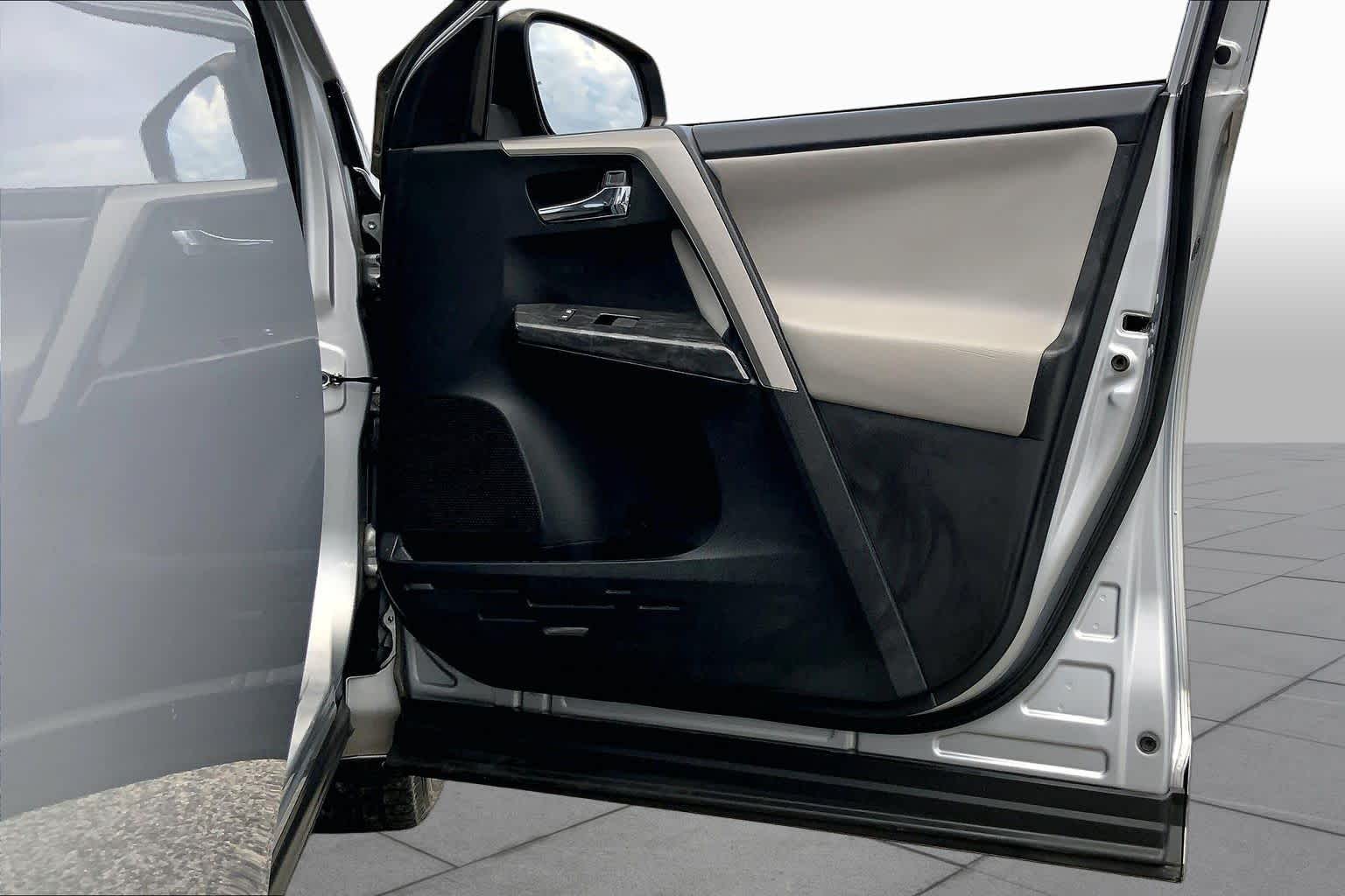 2018 Toyota RAV4 photo 22 of 36