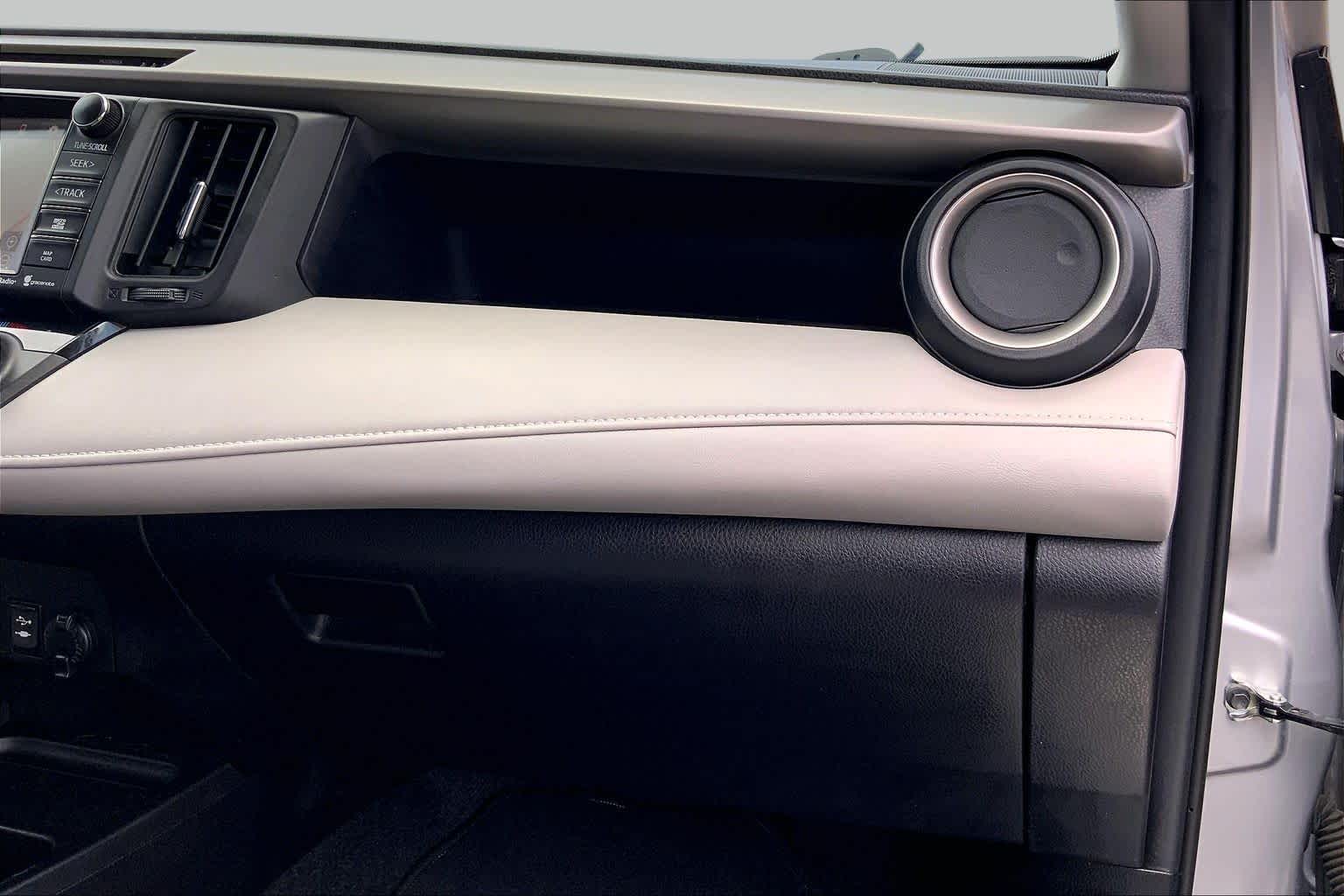 2018 Toyota RAV4 photo 18 of 36