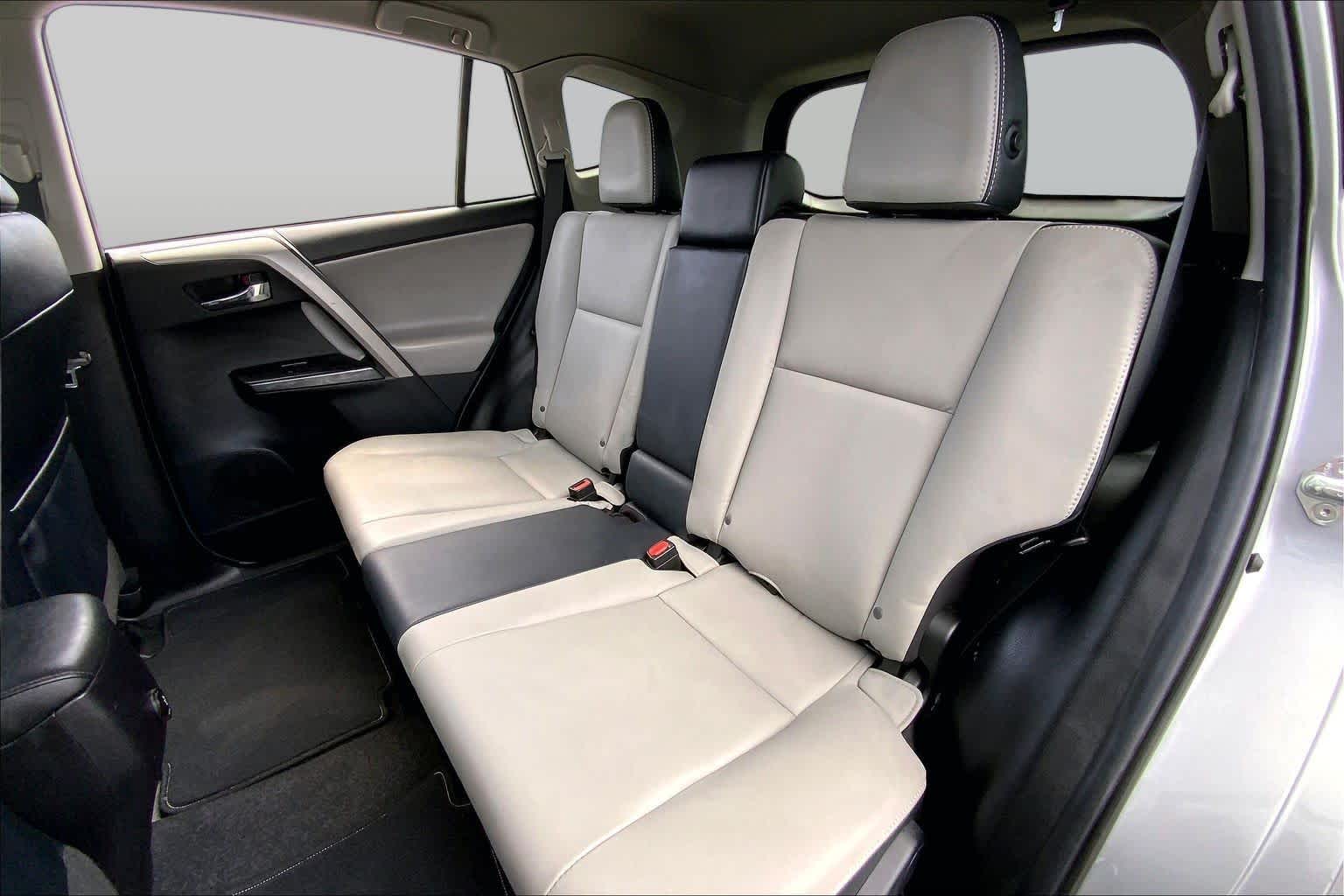 2018 Toyota RAV4 photo 20 of 36
