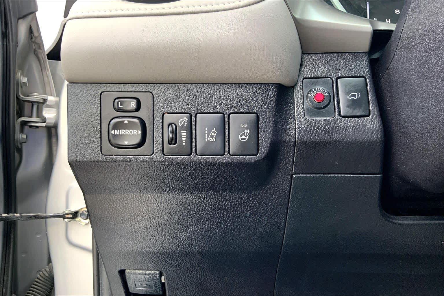 2018 Toyota RAV4 photo 33 of 36
