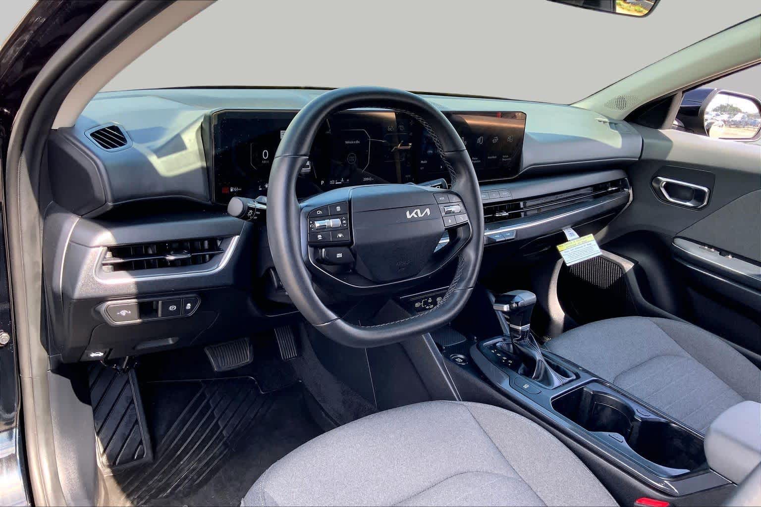 2025 Kia K4 photo 17 of 36