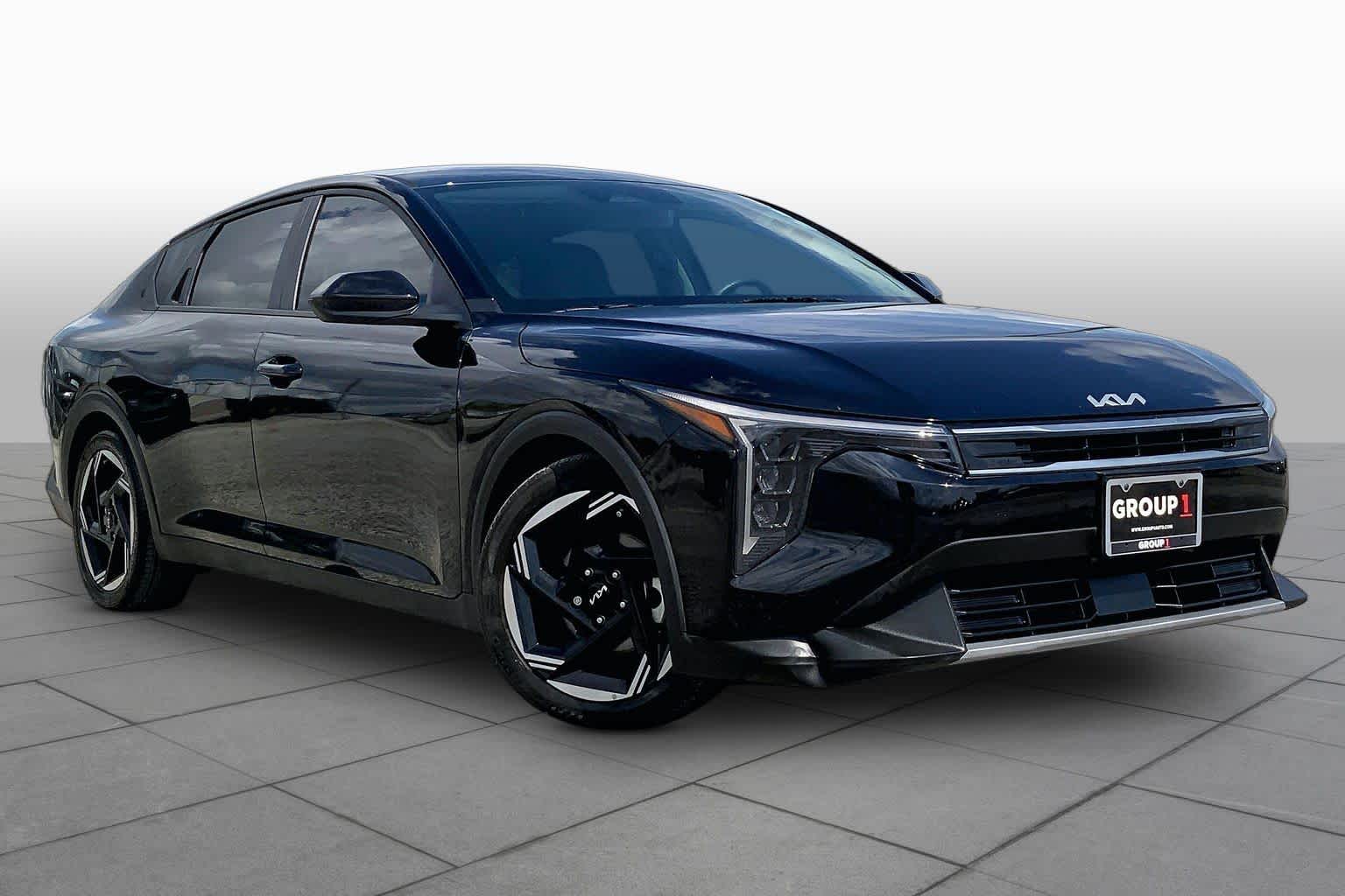 2025 Kia K4 photo 3 of 36