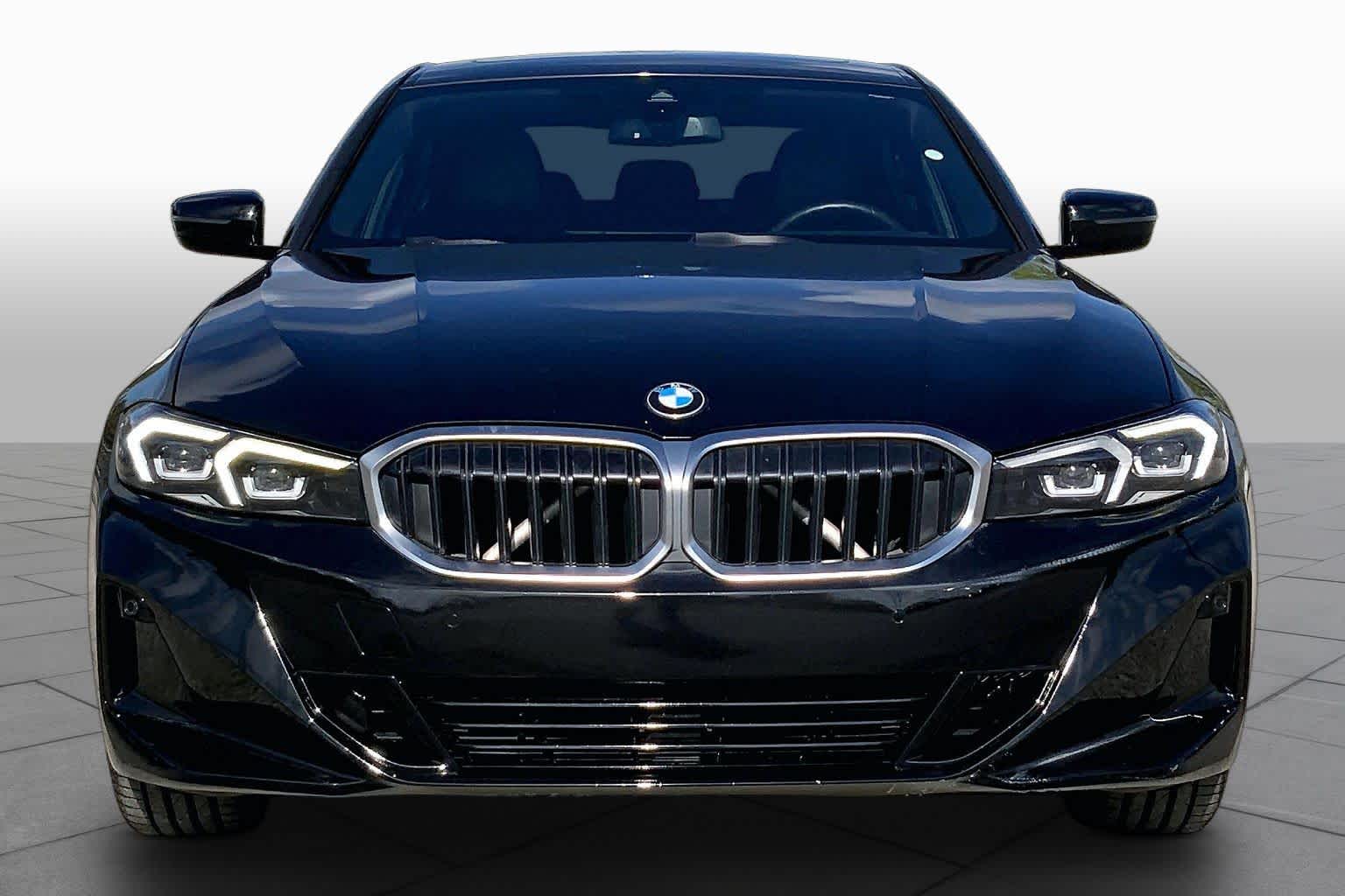2024 BMW 330i photo 4 of 36
