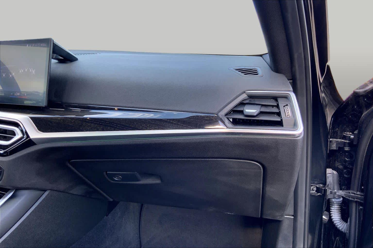 2024 BMW 330i photo 18 of 36