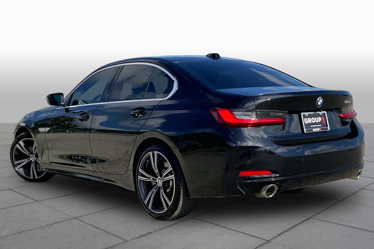 2024 BMW 330i photo 12 of 36