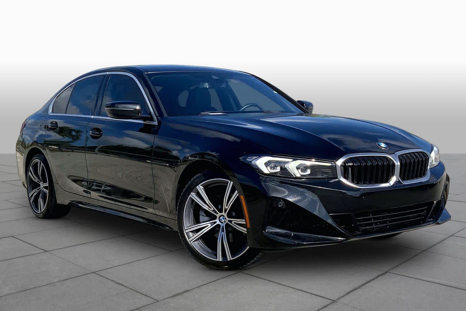 2024 BMW 330i photo 3 of 36