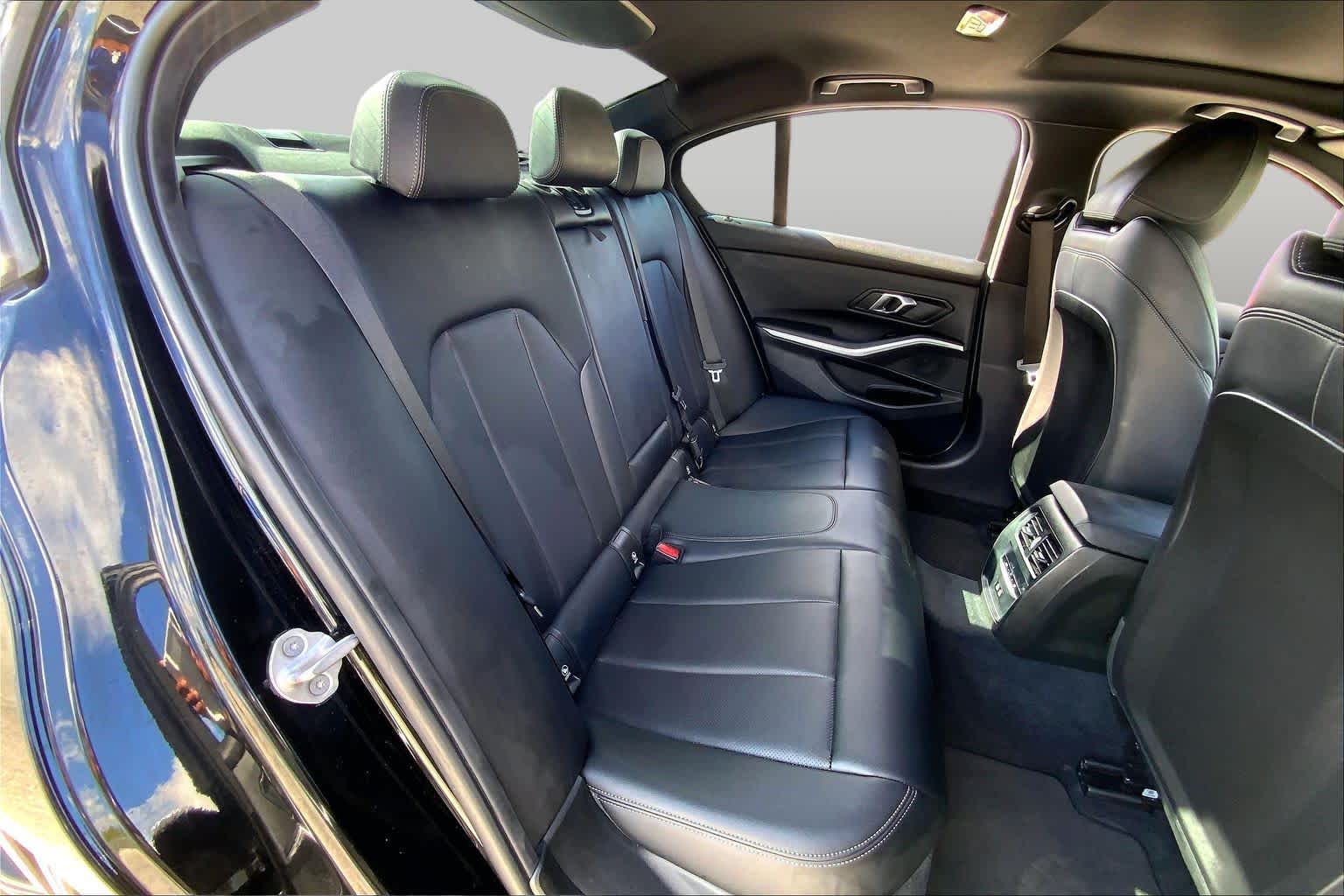 2024 BMW 330i photo 19 of 36
