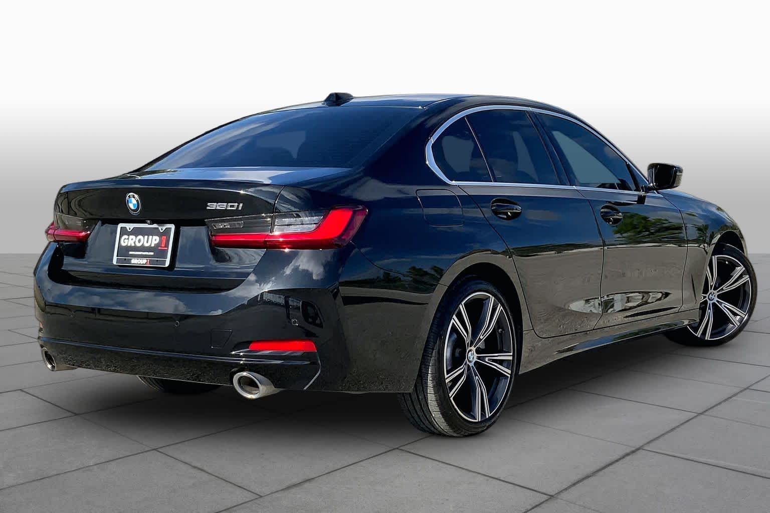 2024 BMW 330i photo 13 of 36