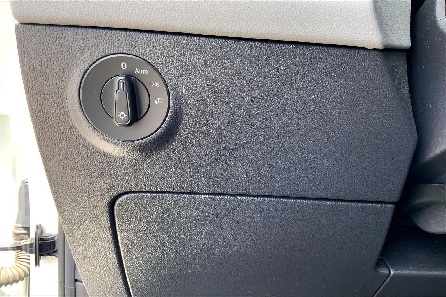 2022 Volkswagen Taos SE Pure White at Westside Kia