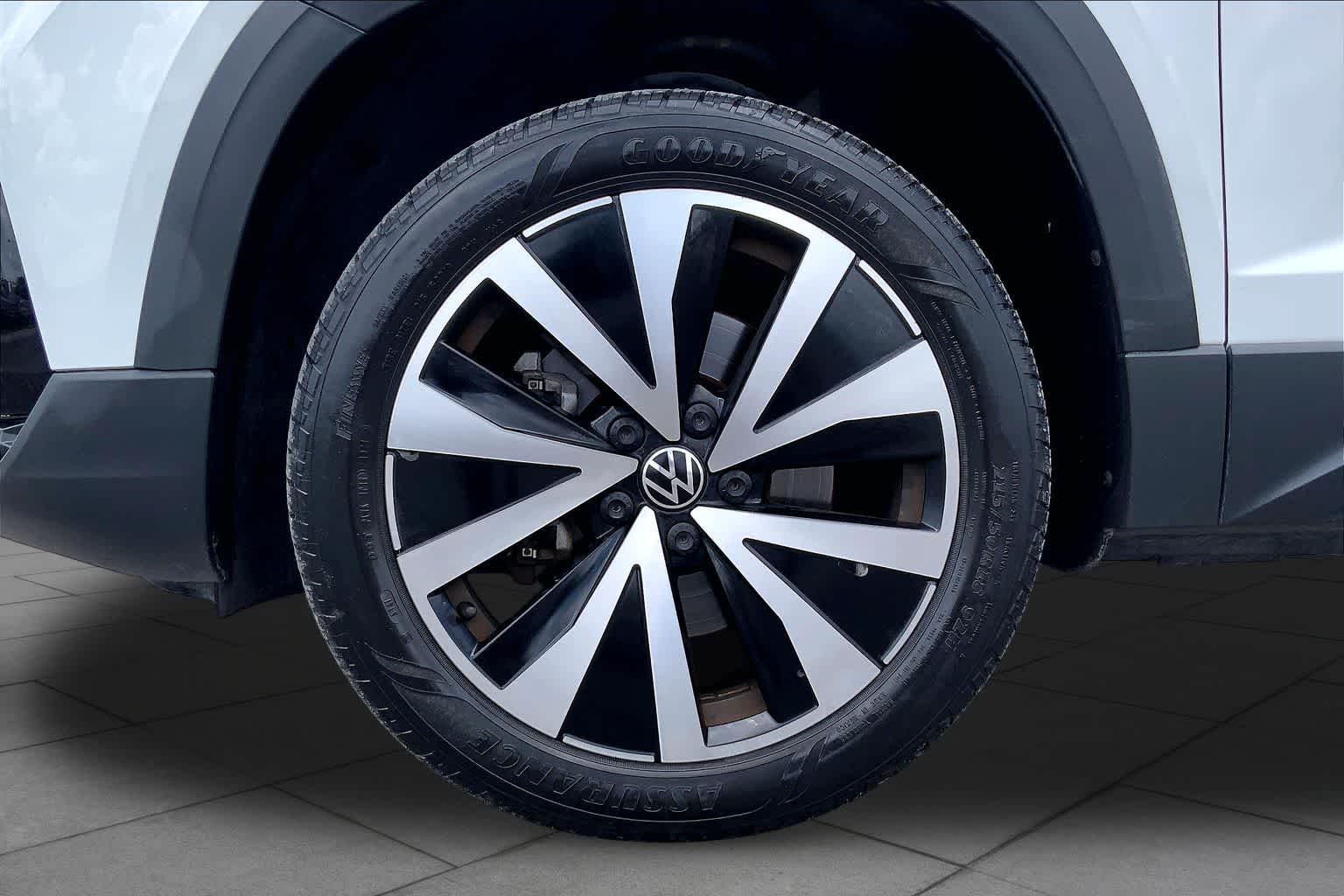 2022 Volkswagen Taos SE Pure White at Westside Kia