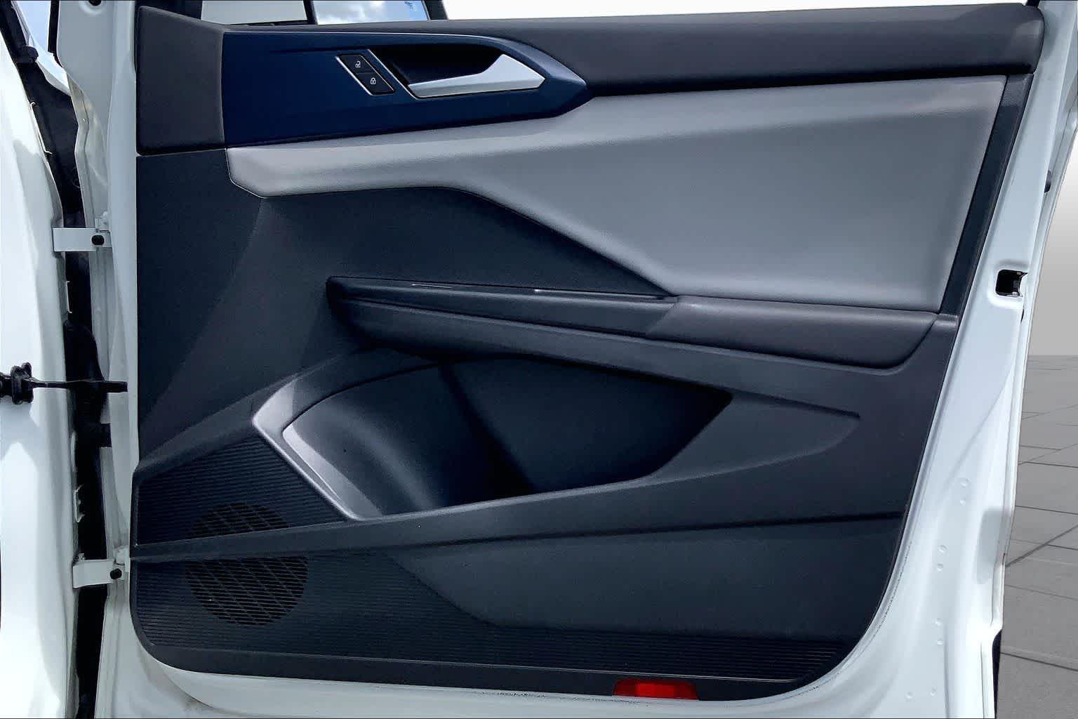 2022 Volkswagen Taos SE Pure White at Westside Kia