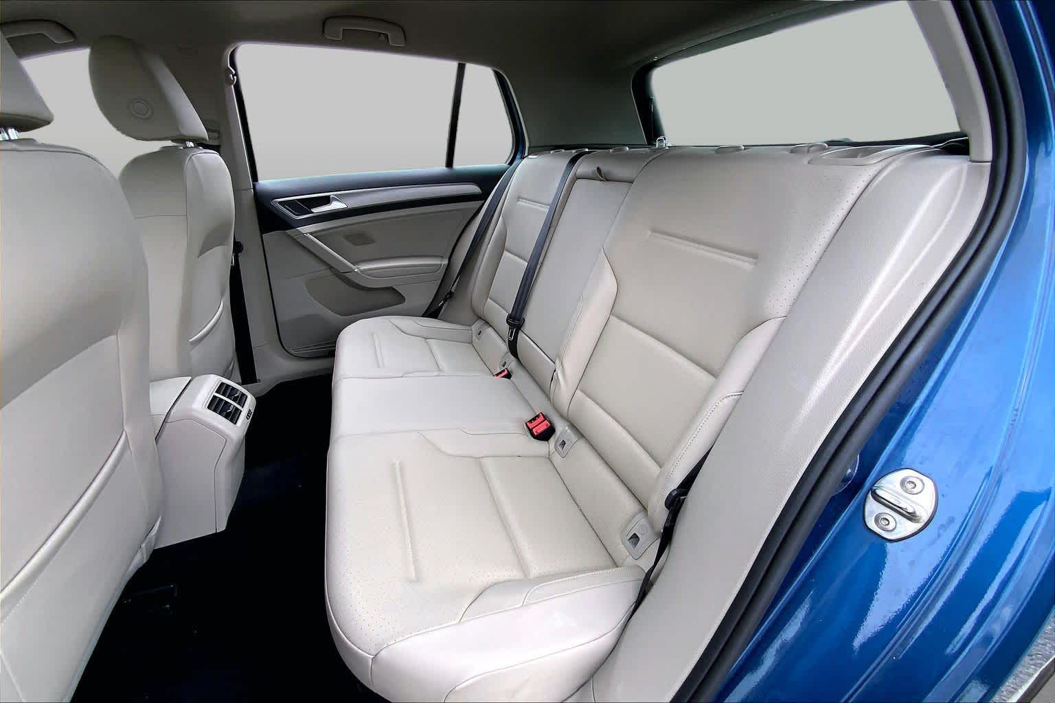 2017 Volkswagen Golf photo 20 of 36
