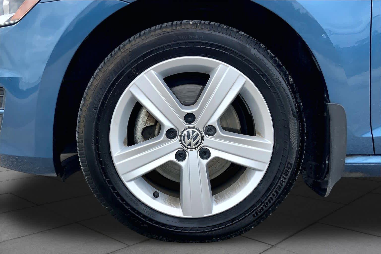 2017 Volkswagen Golf photo 11 of 36