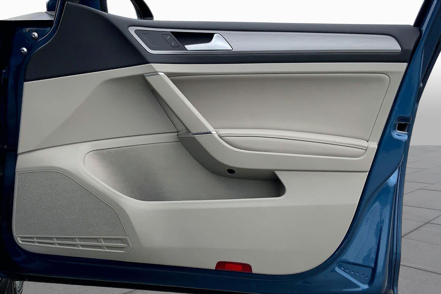 2017 Volkswagen Golf photo 22 of 36