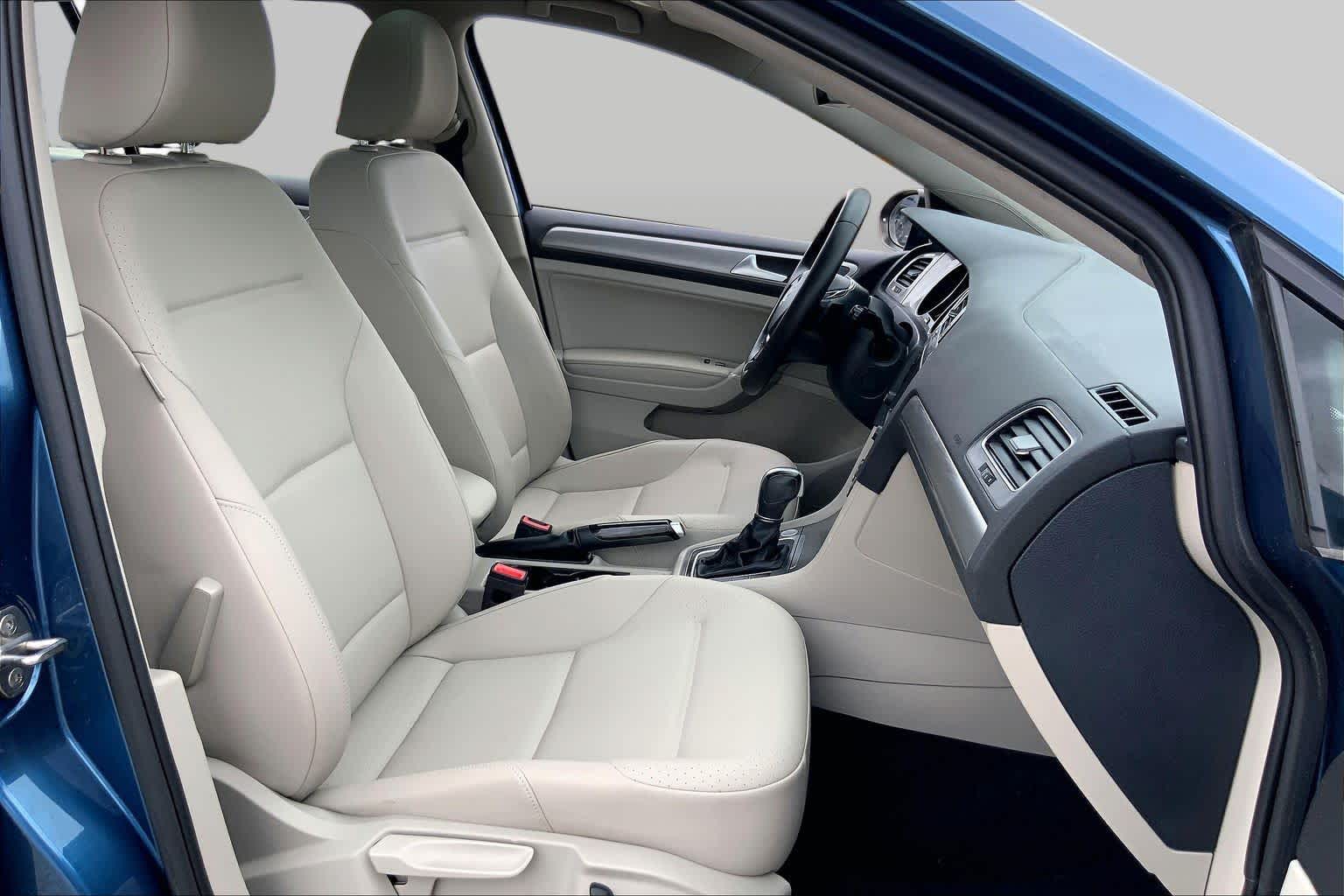 2017 Volkswagen Golf photo 9 of 36