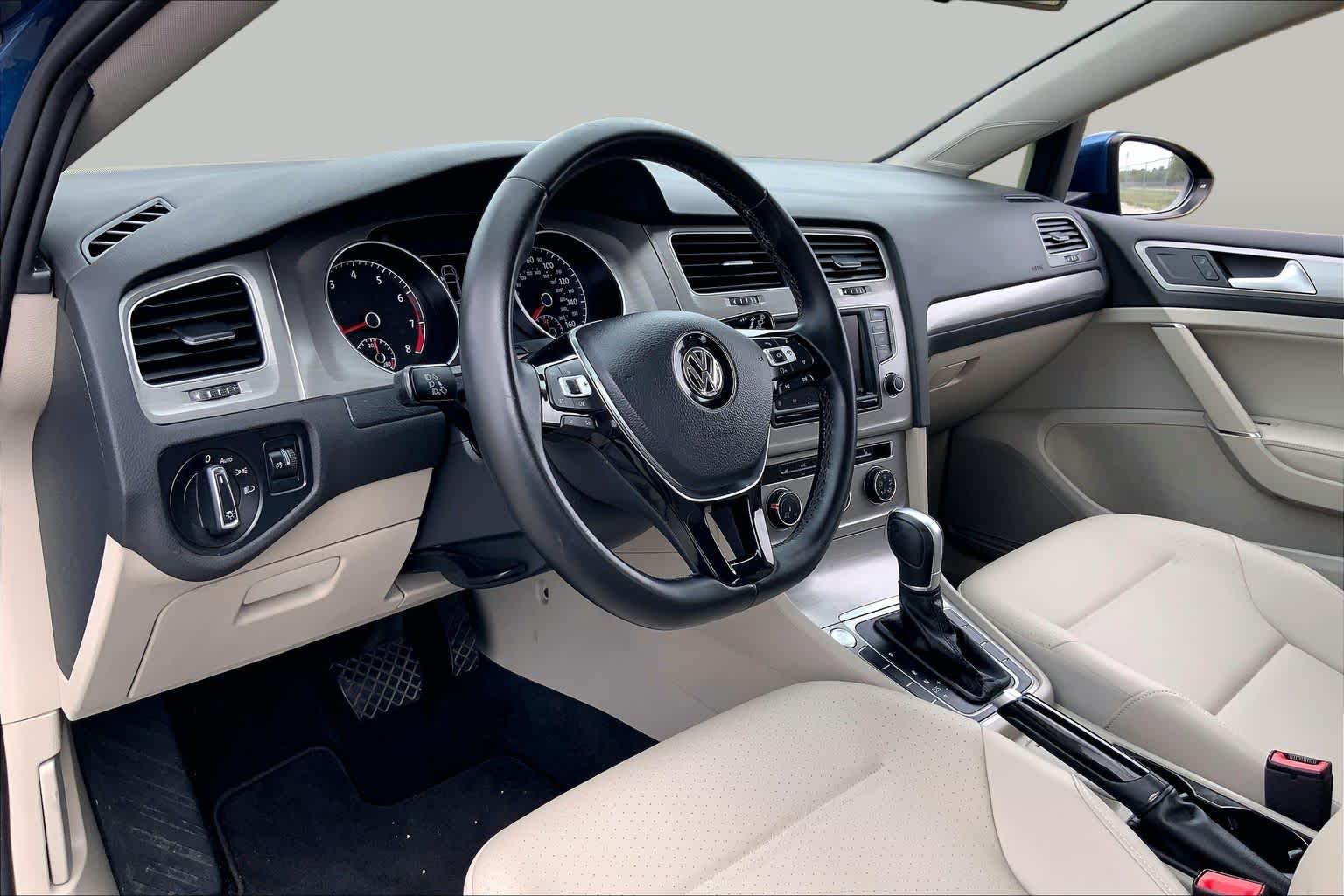 2017 Volkswagen Golf photo 17 of 36