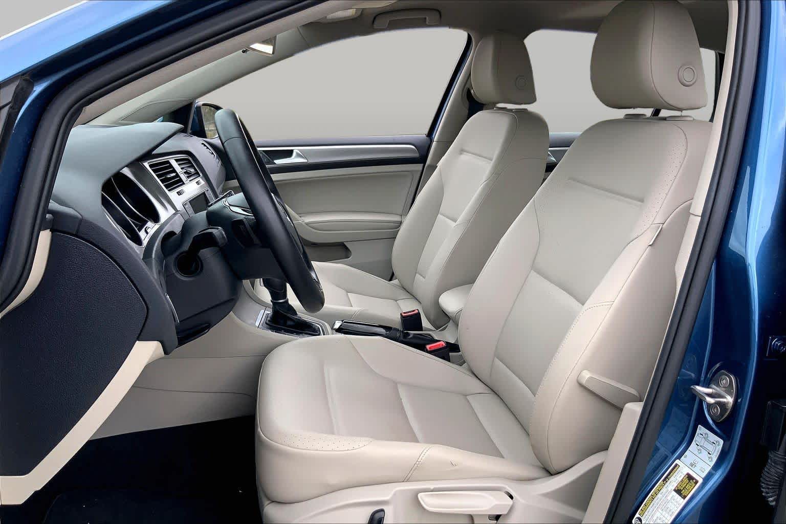 2017 Volkswagen Golf photo 8 of 36