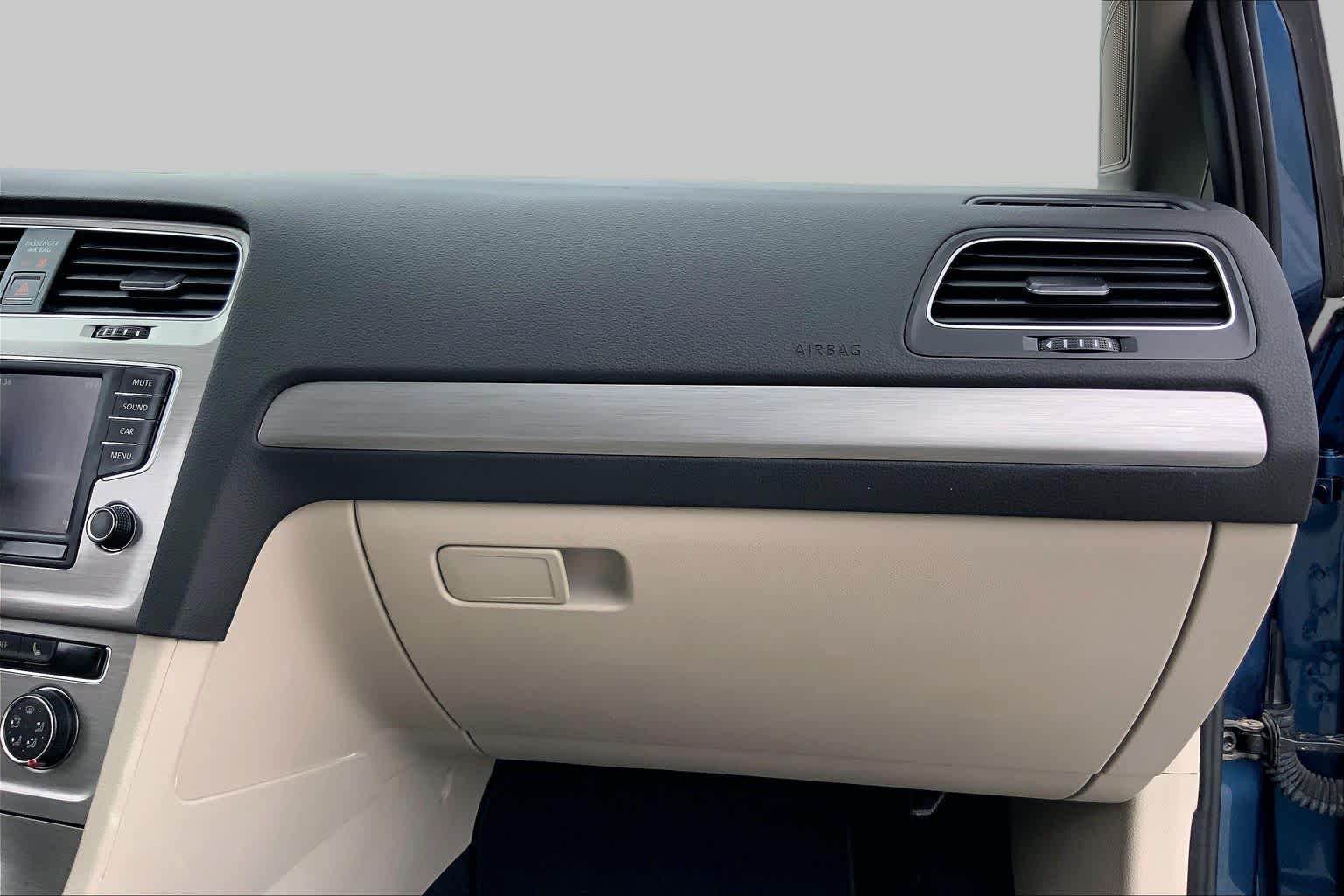 2017 Volkswagen Golf photo 18 of 36