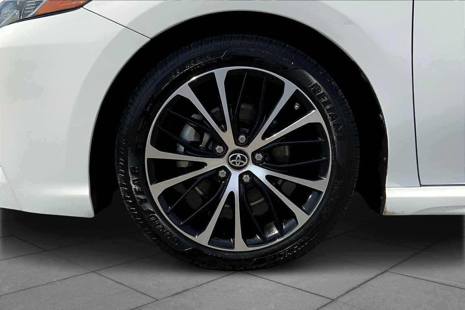 2018 Toyota Camry SE Super White at AutoNation USA Katy