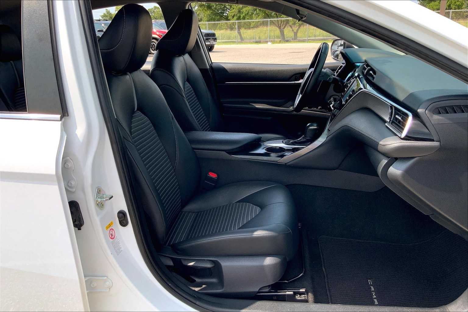 2018 Toyota Camry SE Super White at AutoNation USA Katy