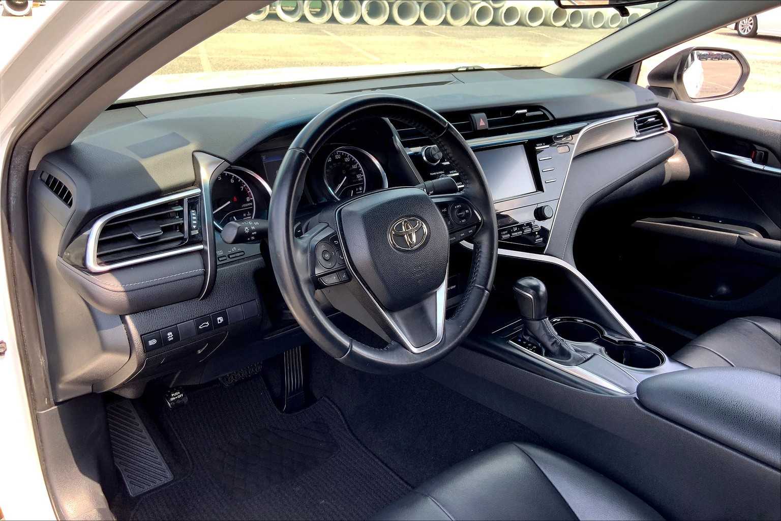2018 Toyota Camry SE Super White at AutoNation USA Katy