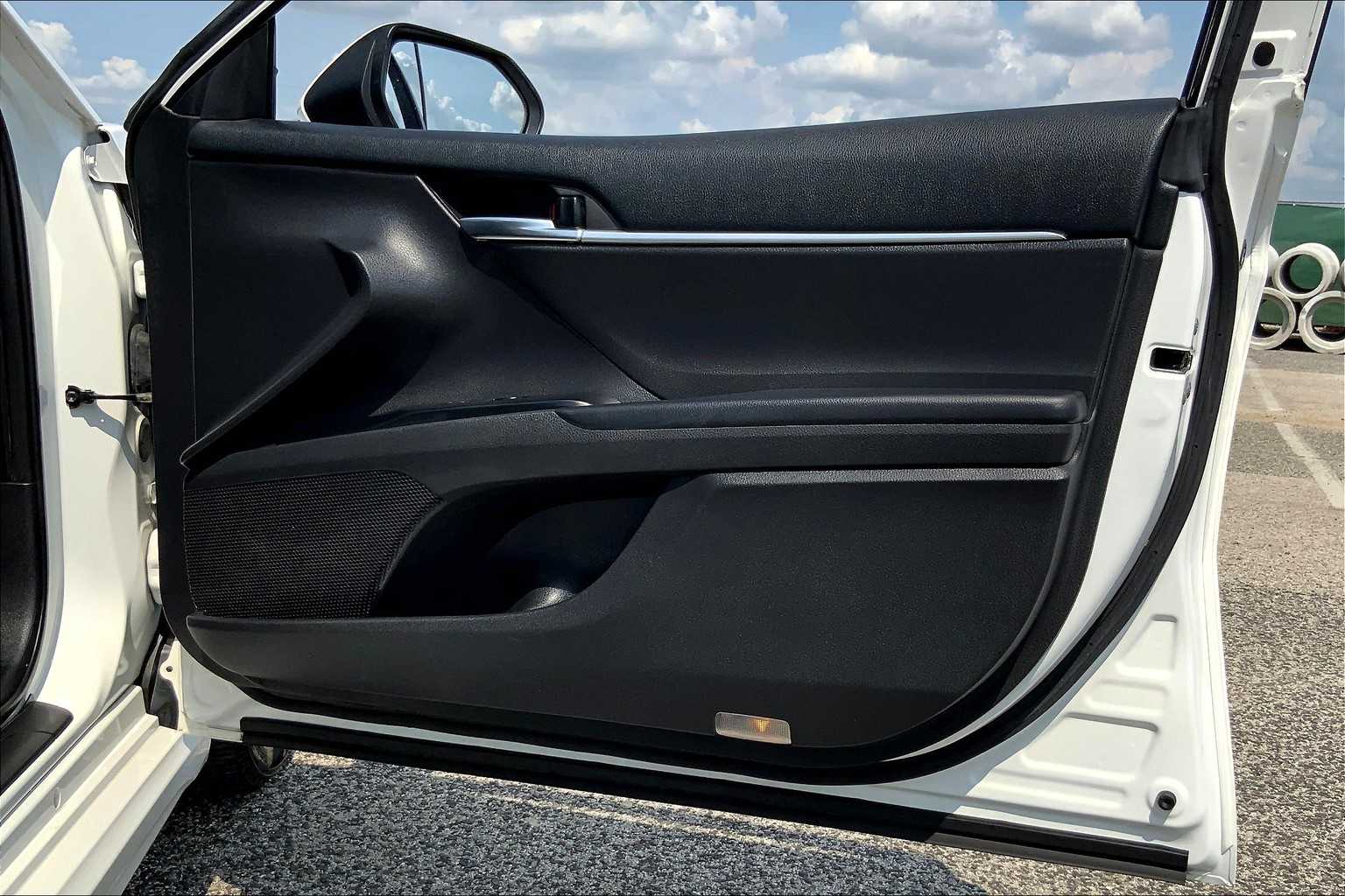 2018 Toyota Camry SE Super White at AutoNation USA Katy