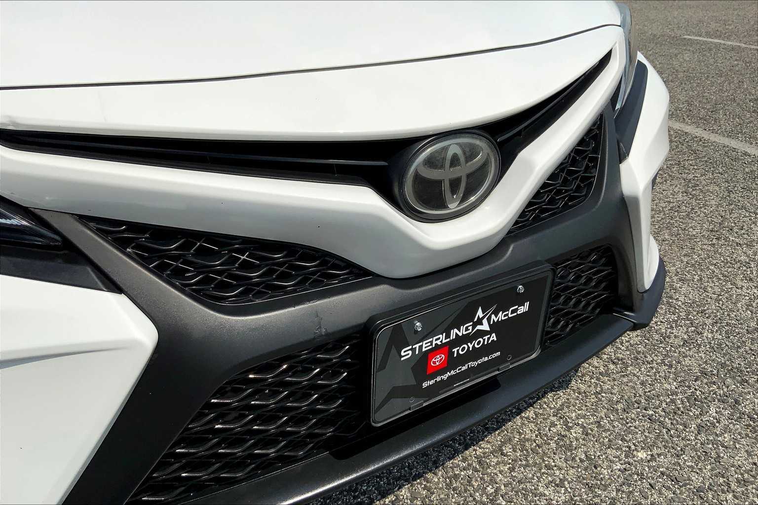2018 Toyota Camry SE Super White at AutoNation USA Katy