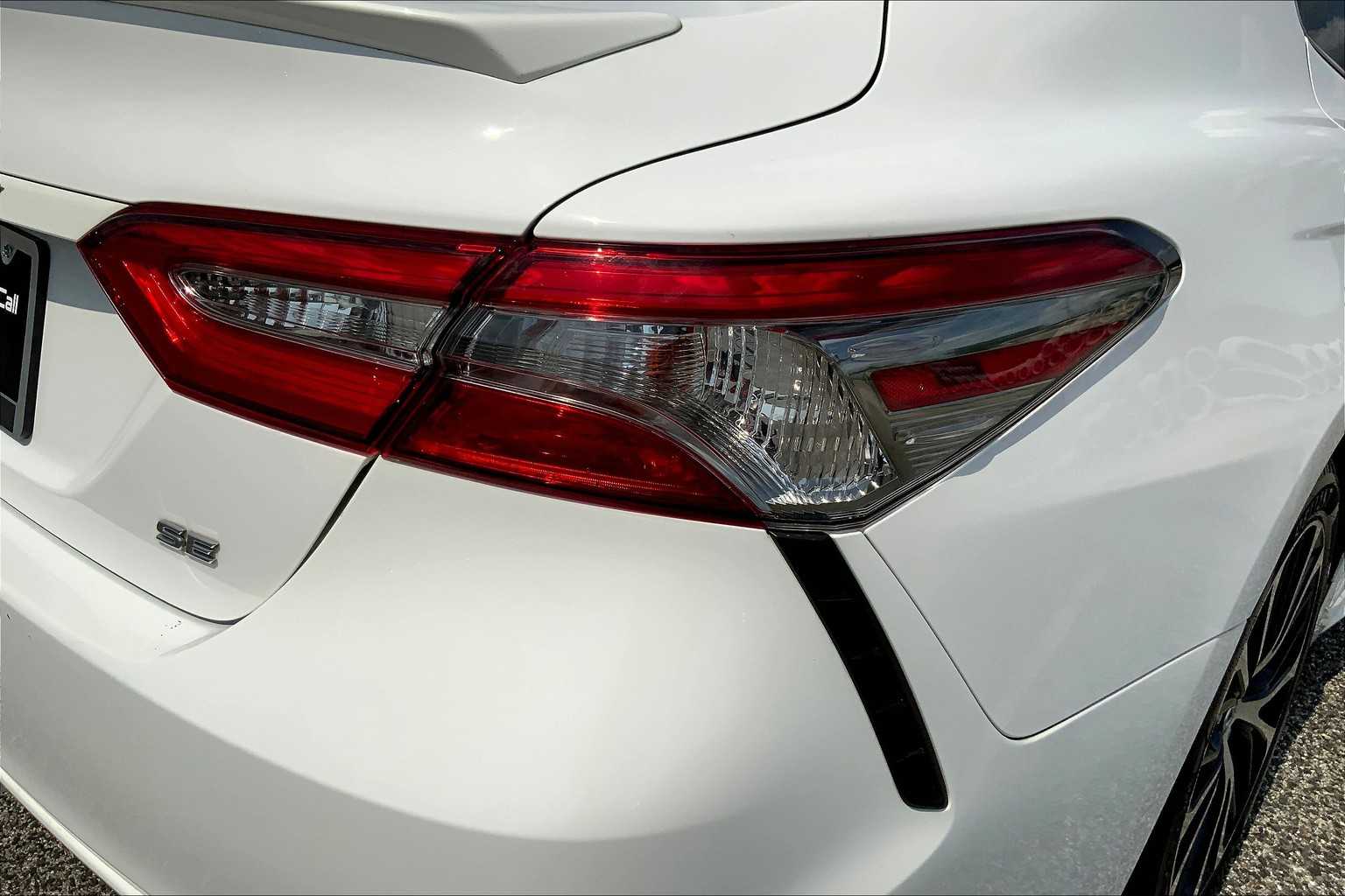 2018 Toyota Camry SE Super White at AutoNation USA Katy