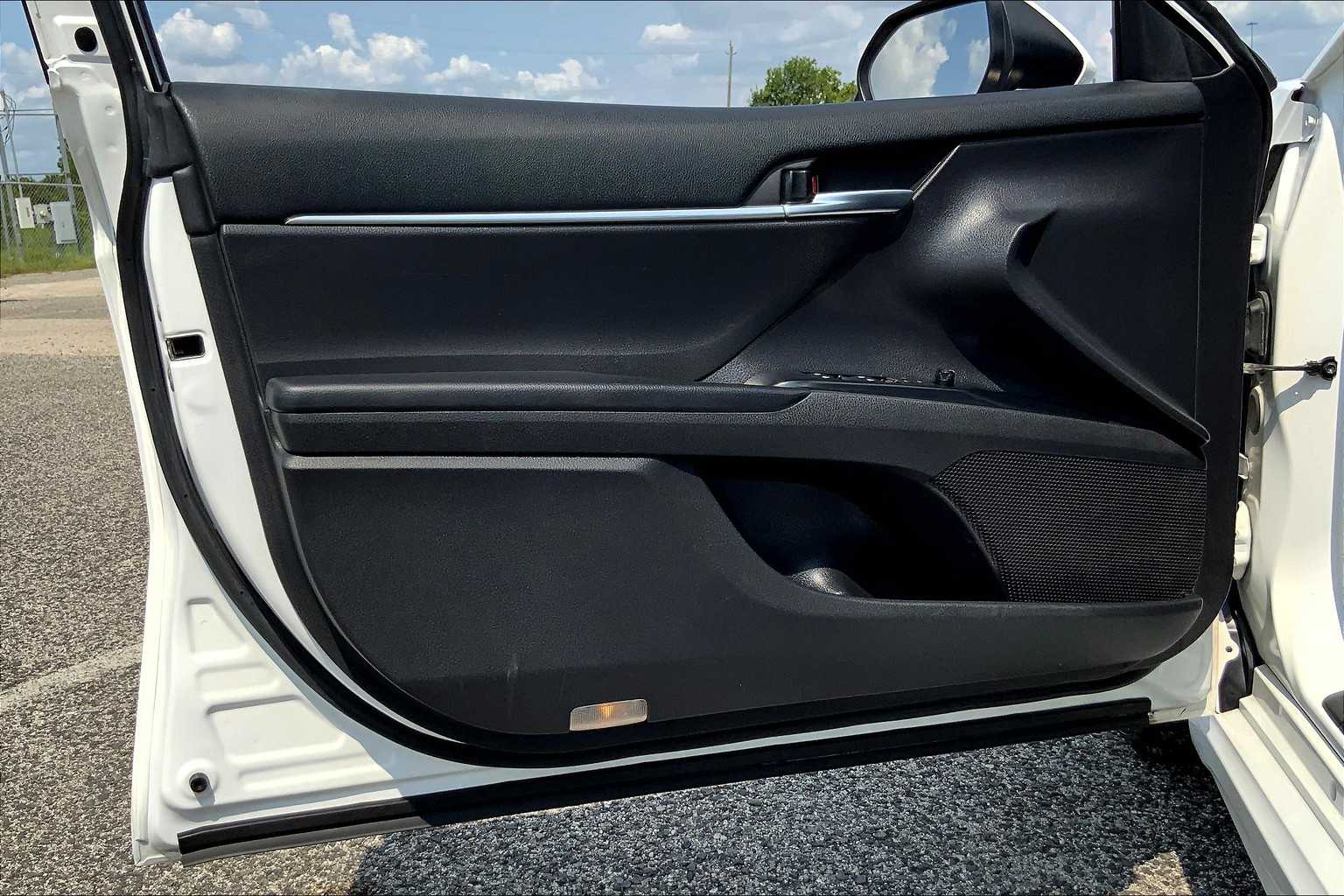 2018 Toyota Camry SE Super White at AutoNation USA Katy