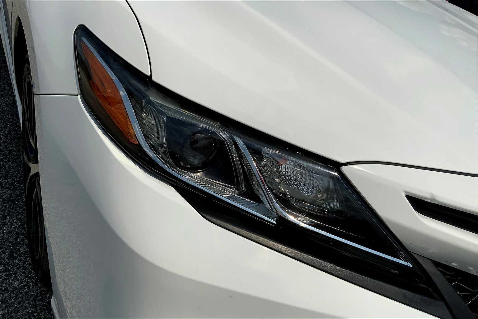 2018 Toyota Camry SE Super White at AutoNation USA Katy