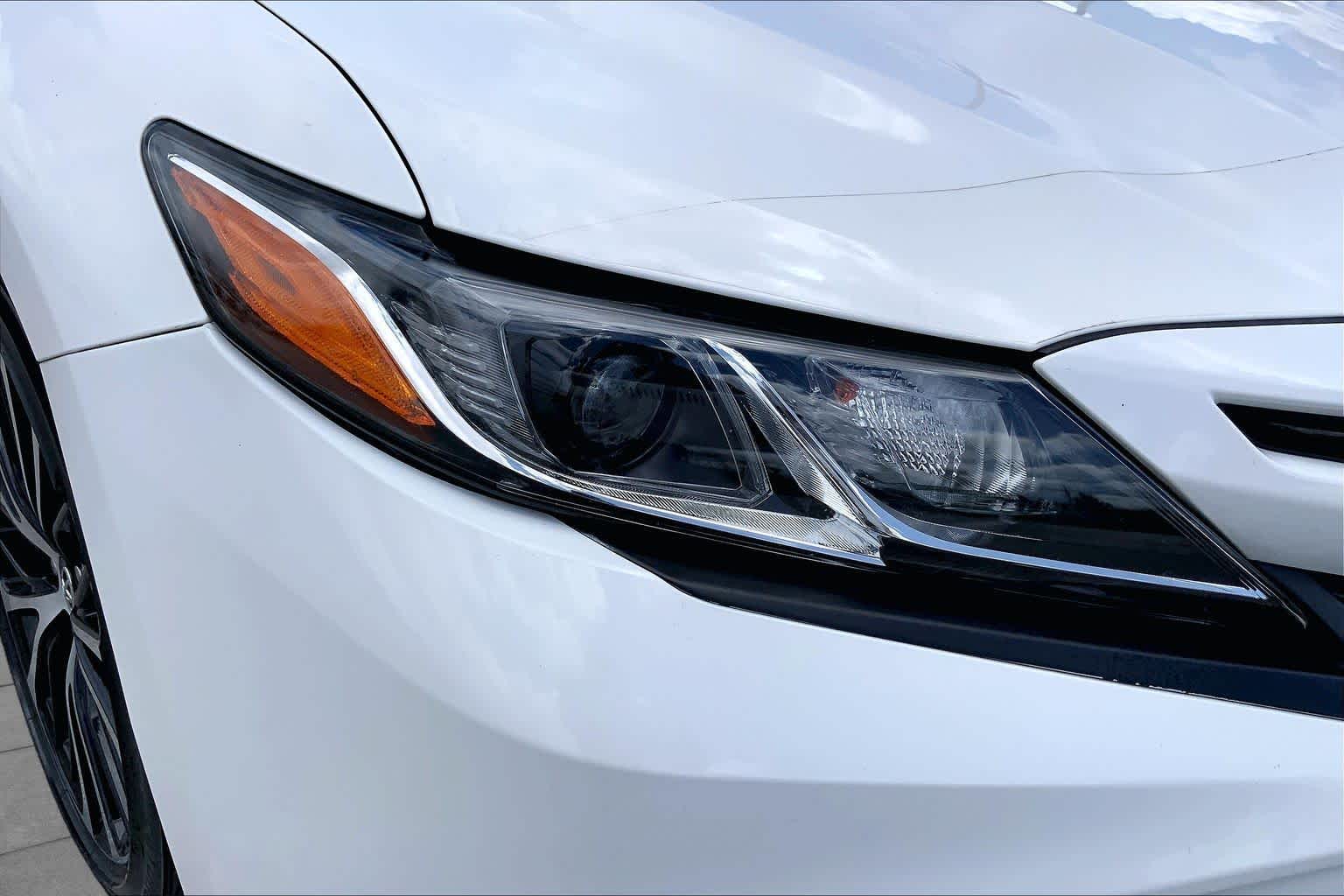 2019 Toyota Camry SE Super White at Beck & Masten Kia