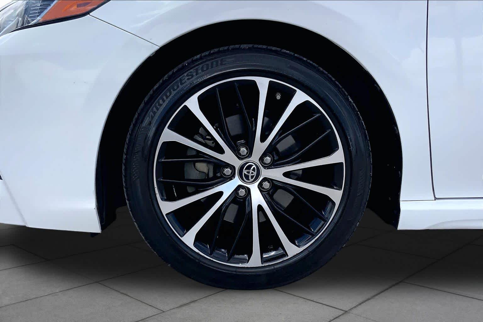 2019 Toyota Camry SE Super White at Beck & Masten Kia